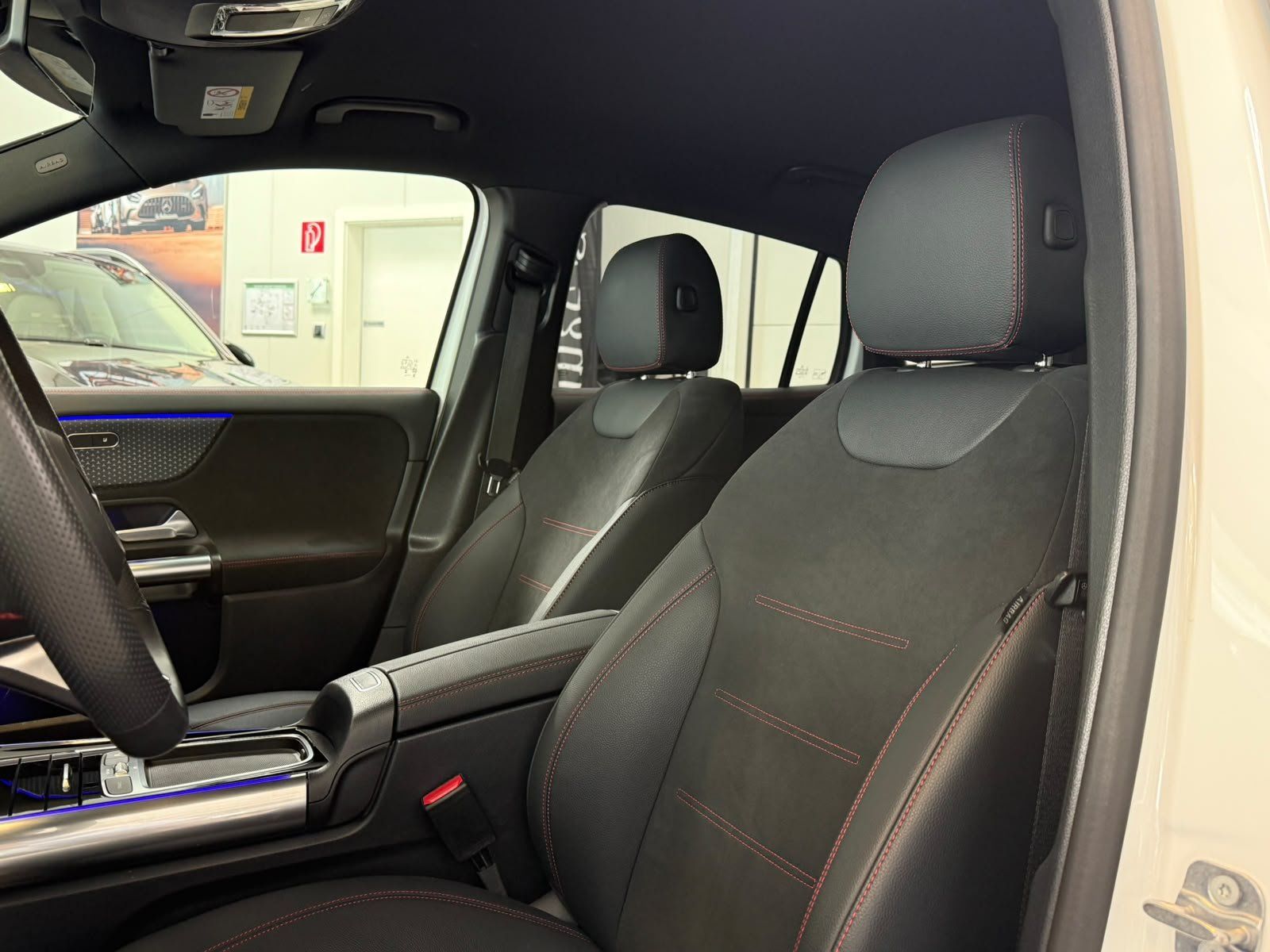 Fahrzeugabbildung Mercedes-Benz EQA 250 AMG ADV.+DISTR+360+AHK+TOTW+AMBIENTE+18"