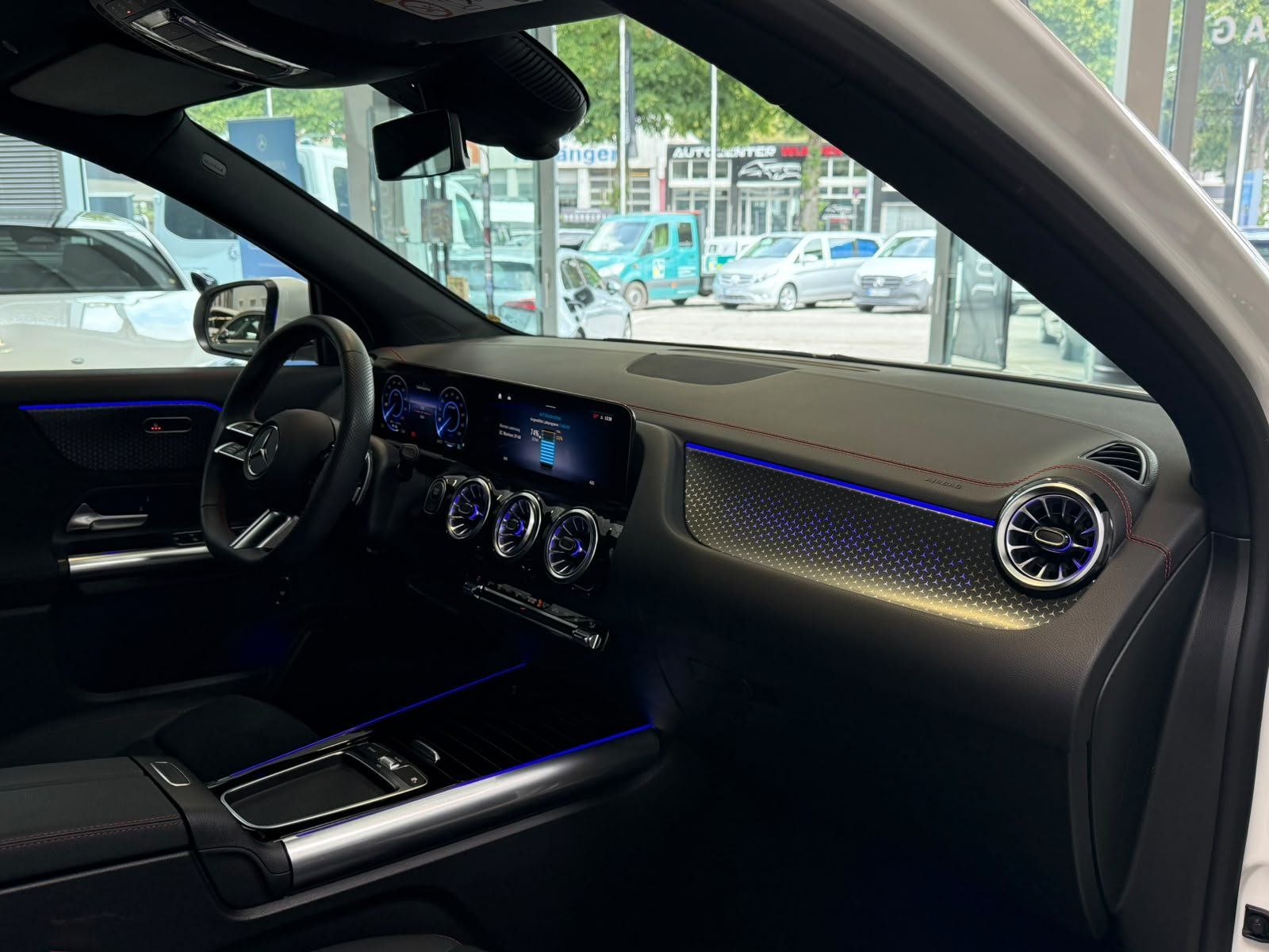 Fahrzeugabbildung Mercedes-Benz EQA 250 AMG ADV.+DISTR+360+AHK+TOTW+AMBIENTE+18"