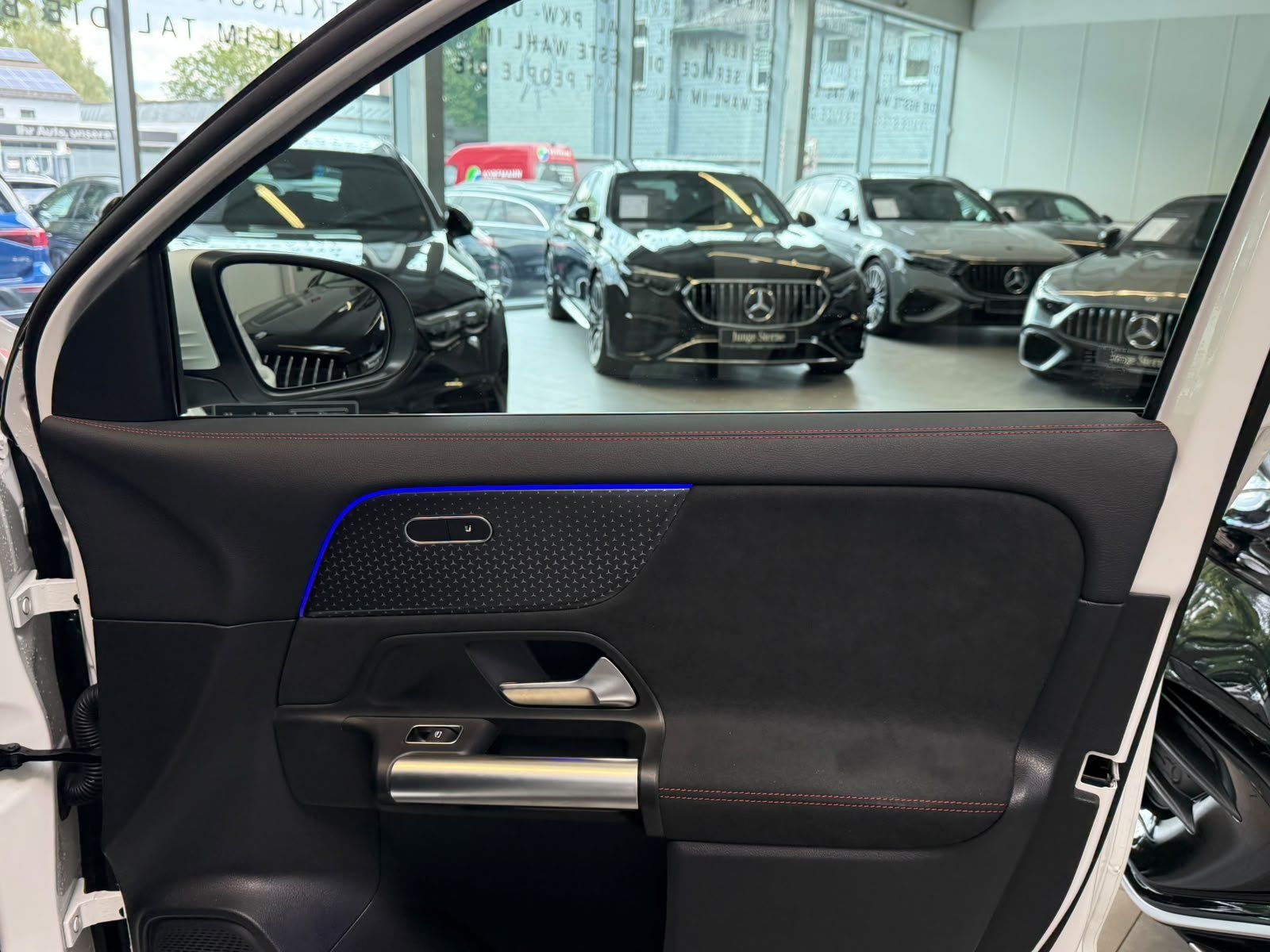 Fahrzeugabbildung Mercedes-Benz EQA 250 AMG ADV.+DISTR+360+AHK+TOTW+AMBIENTE+18"