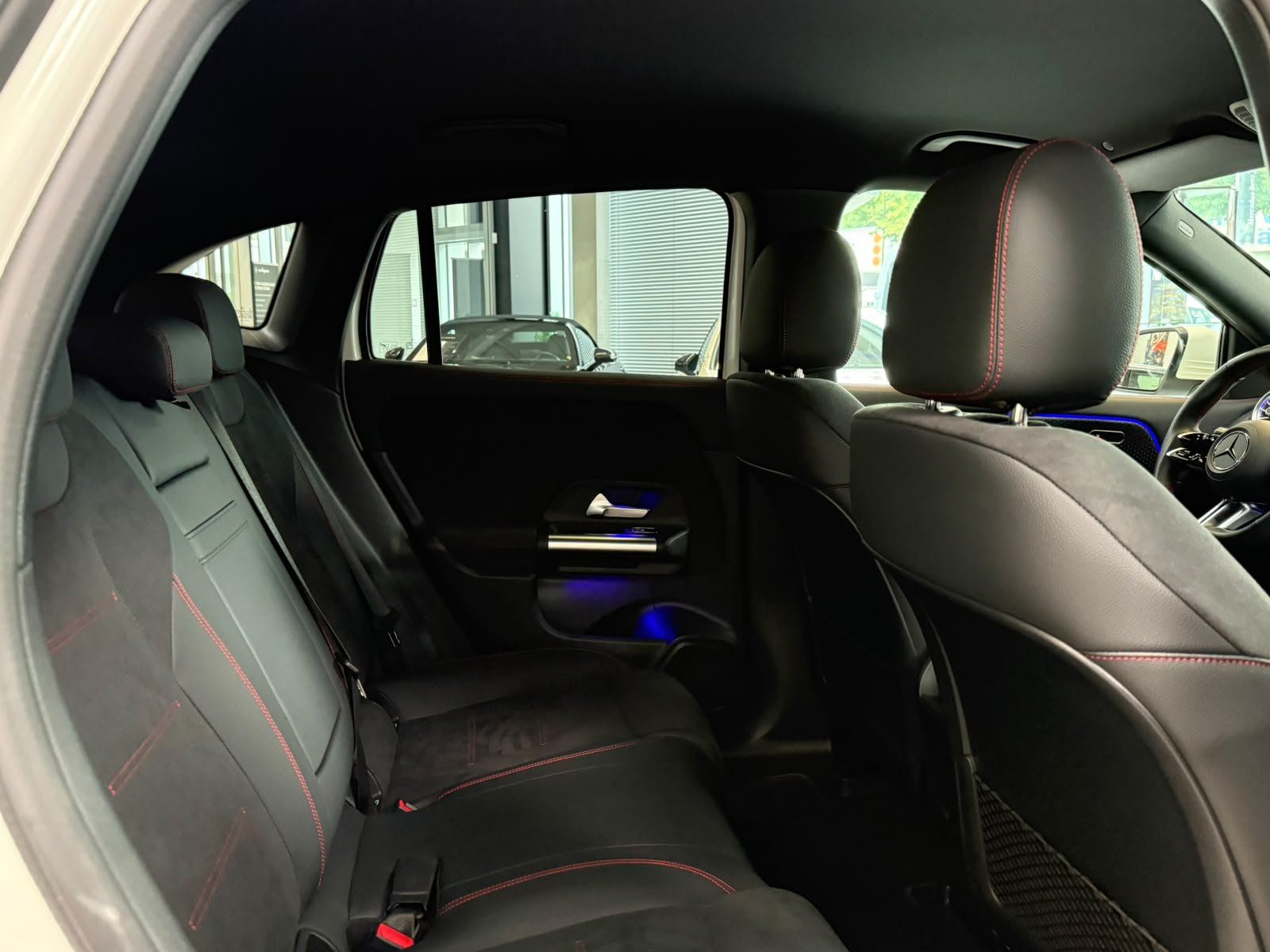 Fahrzeugabbildung Mercedes-Benz EQA 250 AMG ADV.+DISTR+360+AHK+TOTW+AMBIENTE+18"