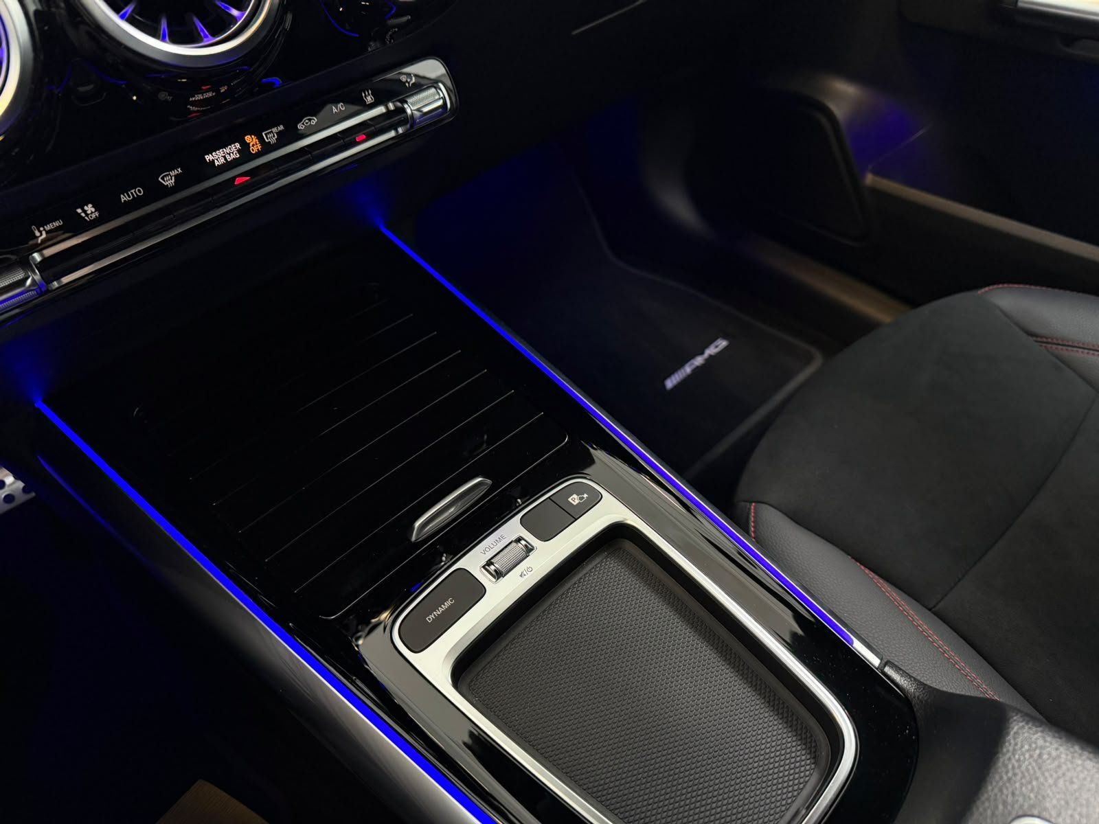 Fahrzeugabbildung Mercedes-Benz EQA 250 AMG ADV.+DISTR+360+AHK+TOTW+AMBIENTE+18"