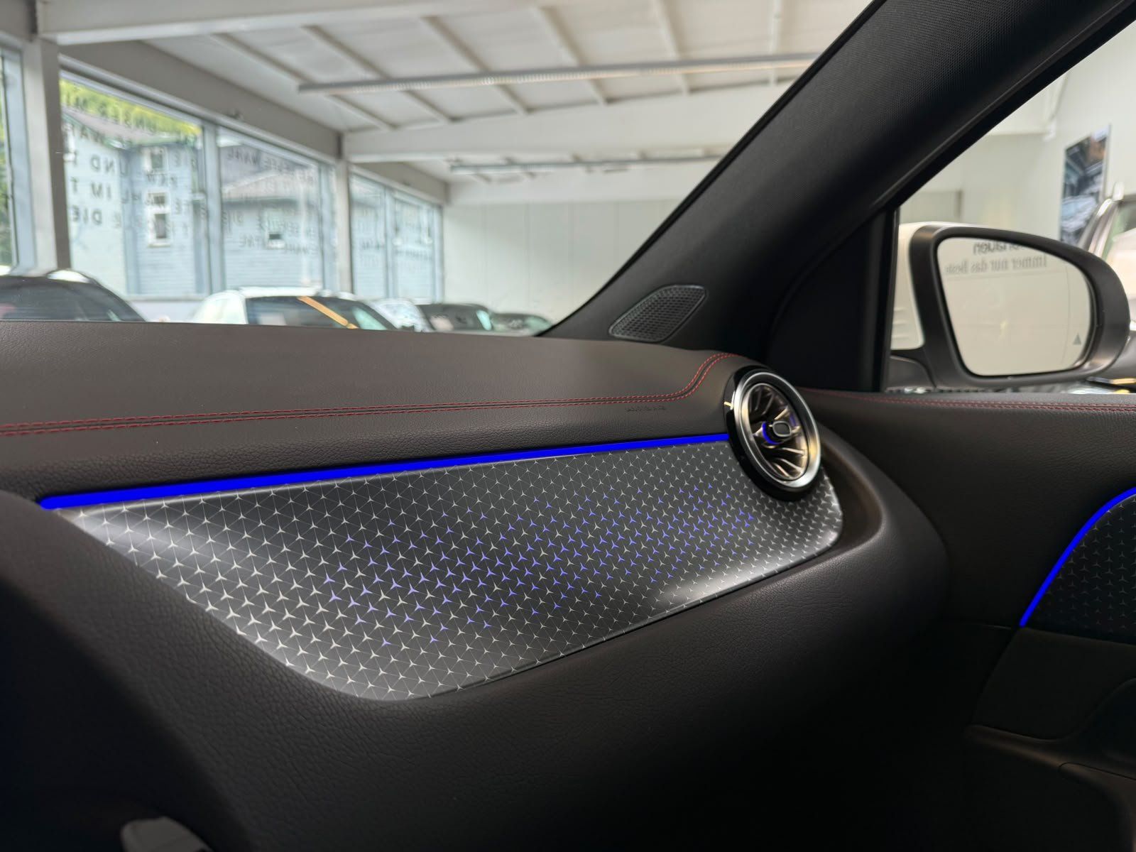 Fahrzeugabbildung Mercedes-Benz EQA 250 AMG ADV.+DISTR+360+AHK+TOTW+AMBIENTE+18"