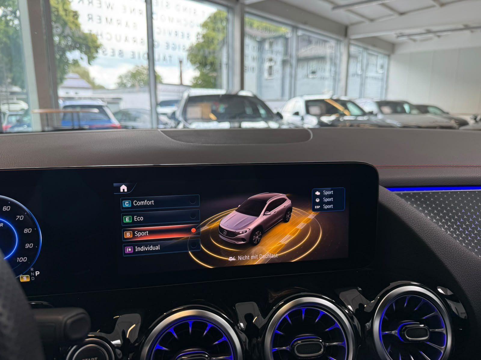 Fahrzeugabbildung Mercedes-Benz EQA 250 AMG ADV.+DISTR+360+AHK+TOTW+AMBIENTE+18"
