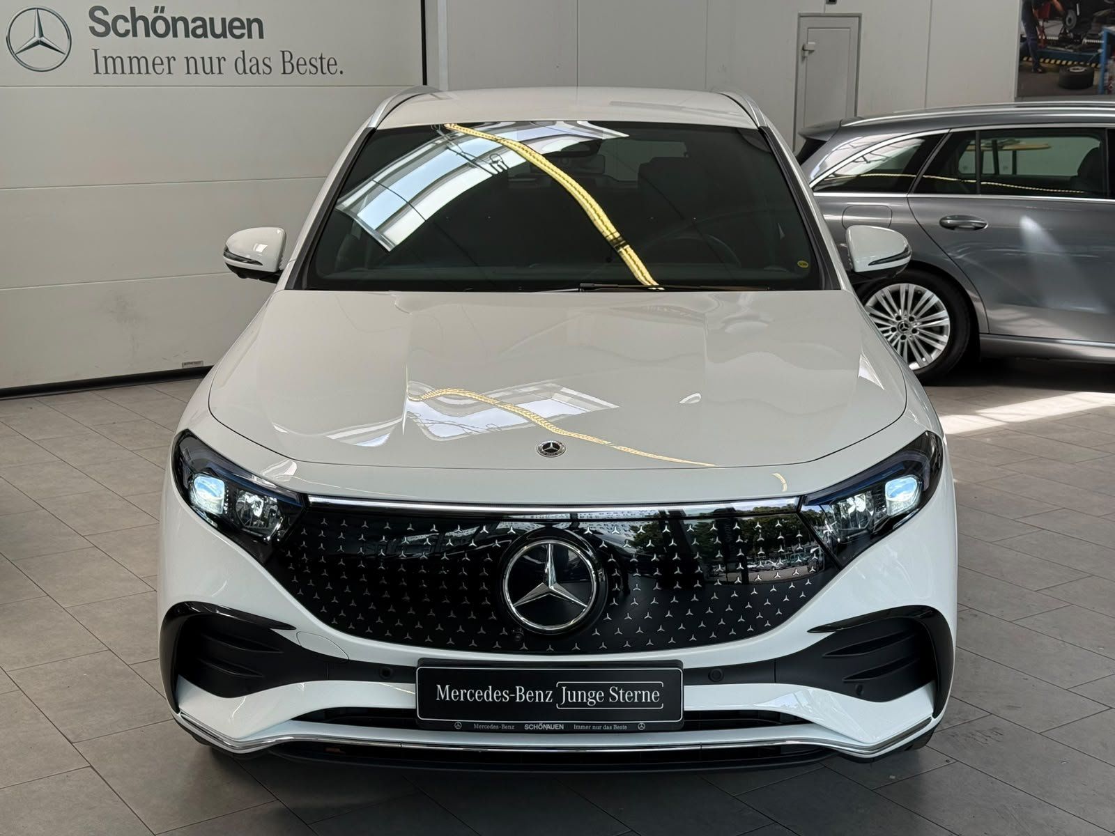 Fahrzeugabbildung Mercedes-Benz EQA 250 AMG ADV.+DISTR+360+AHK+TOTW+AMBIENTE+18"