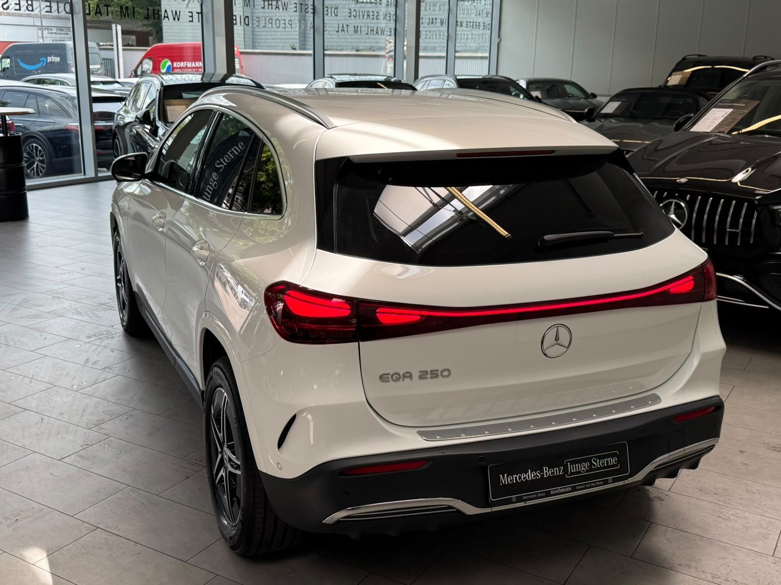 Fahrzeugabbildung Mercedes-Benz EQA 250 AMG ADV.+DISTR+360+AHK+TOTW+AMBIENTE+18"