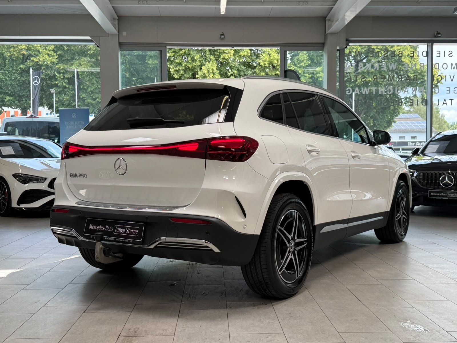 Fahrzeugabbildung Mercedes-Benz EQA 250 AMG ADV.+DISTR+360+AHK+TOTW+AMBIENTE+18"