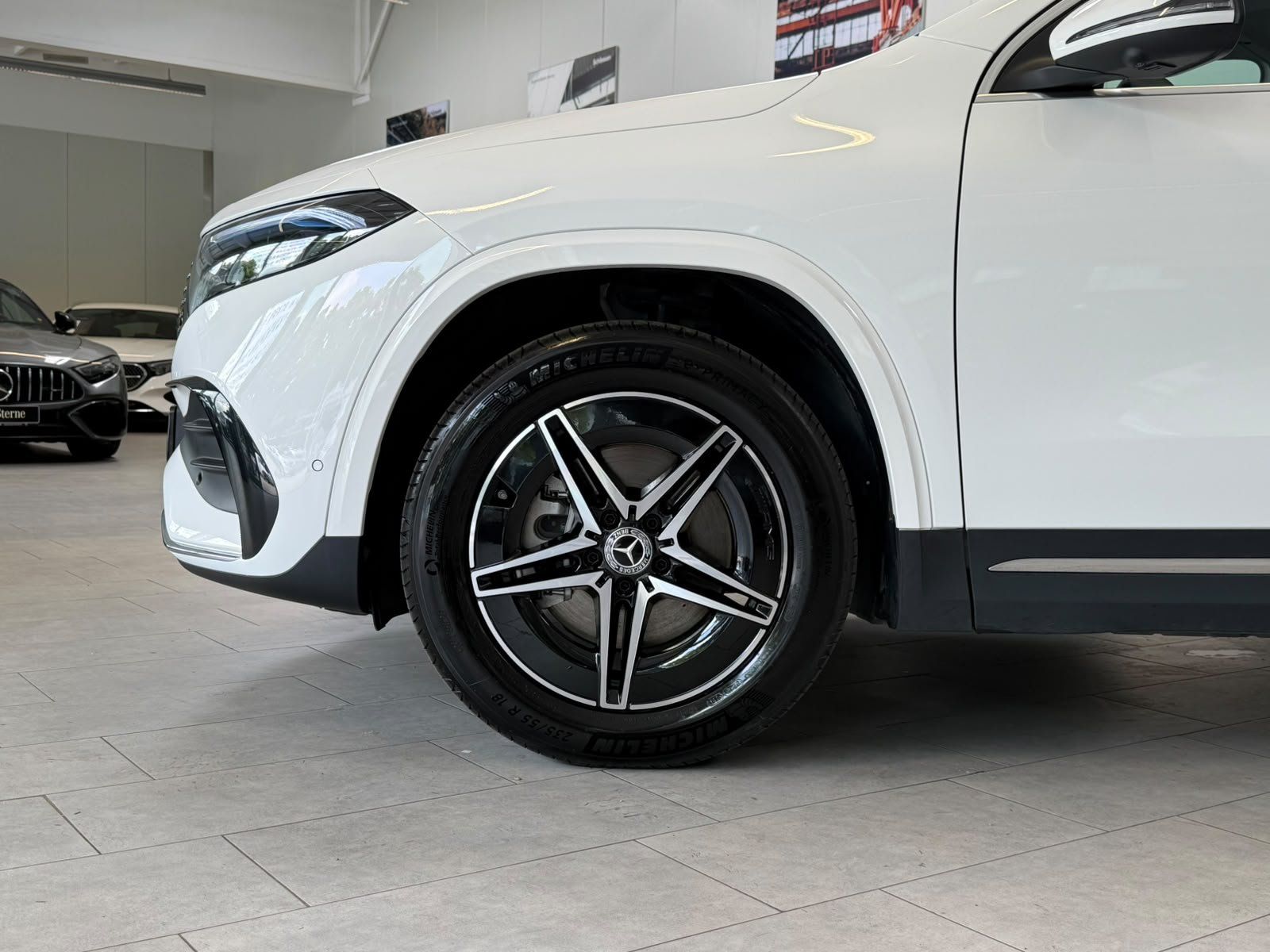 Fahrzeugabbildung Mercedes-Benz EQA 250 AMG ADV.+DISTR+360+AHK+TOTW+AMBIENTE+18"