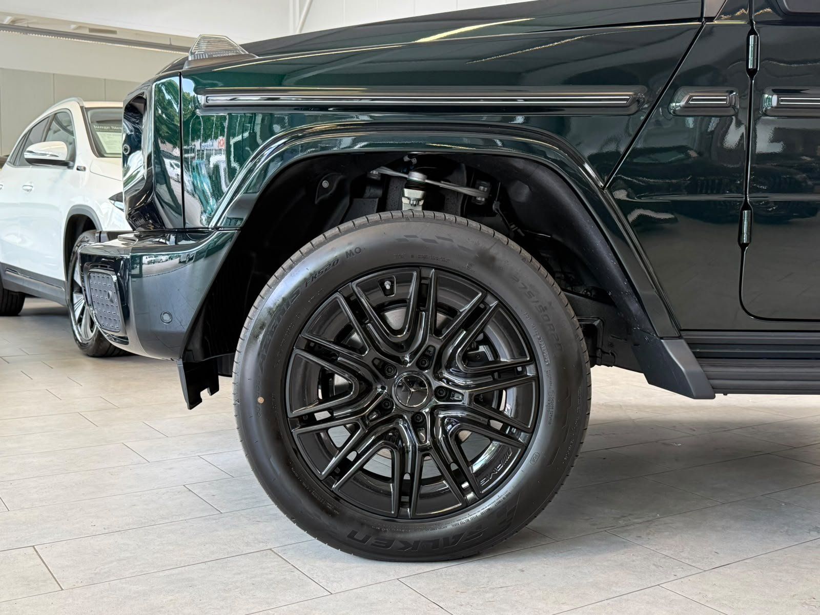 Fahrzeugabbildung Mercedes-Benz G 450 d AMG SUPERIOR+SMARAGD+KEYLESS+NIGHT2+AHK