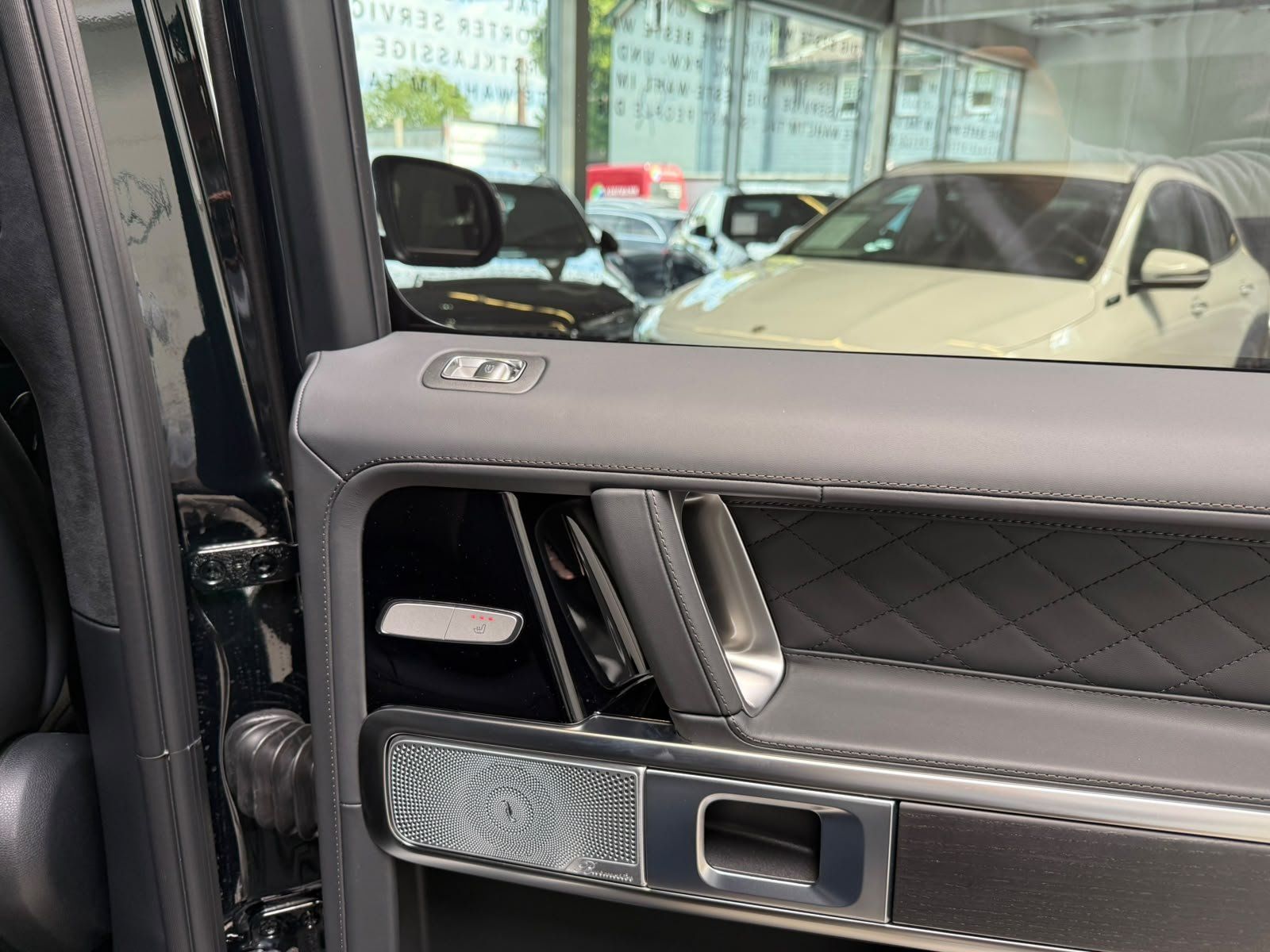 Fahrzeugabbildung Mercedes-Benz G 450 d AMG SUPERIOR+SMARAGD+KEYLESS+NIGHT2+AHK