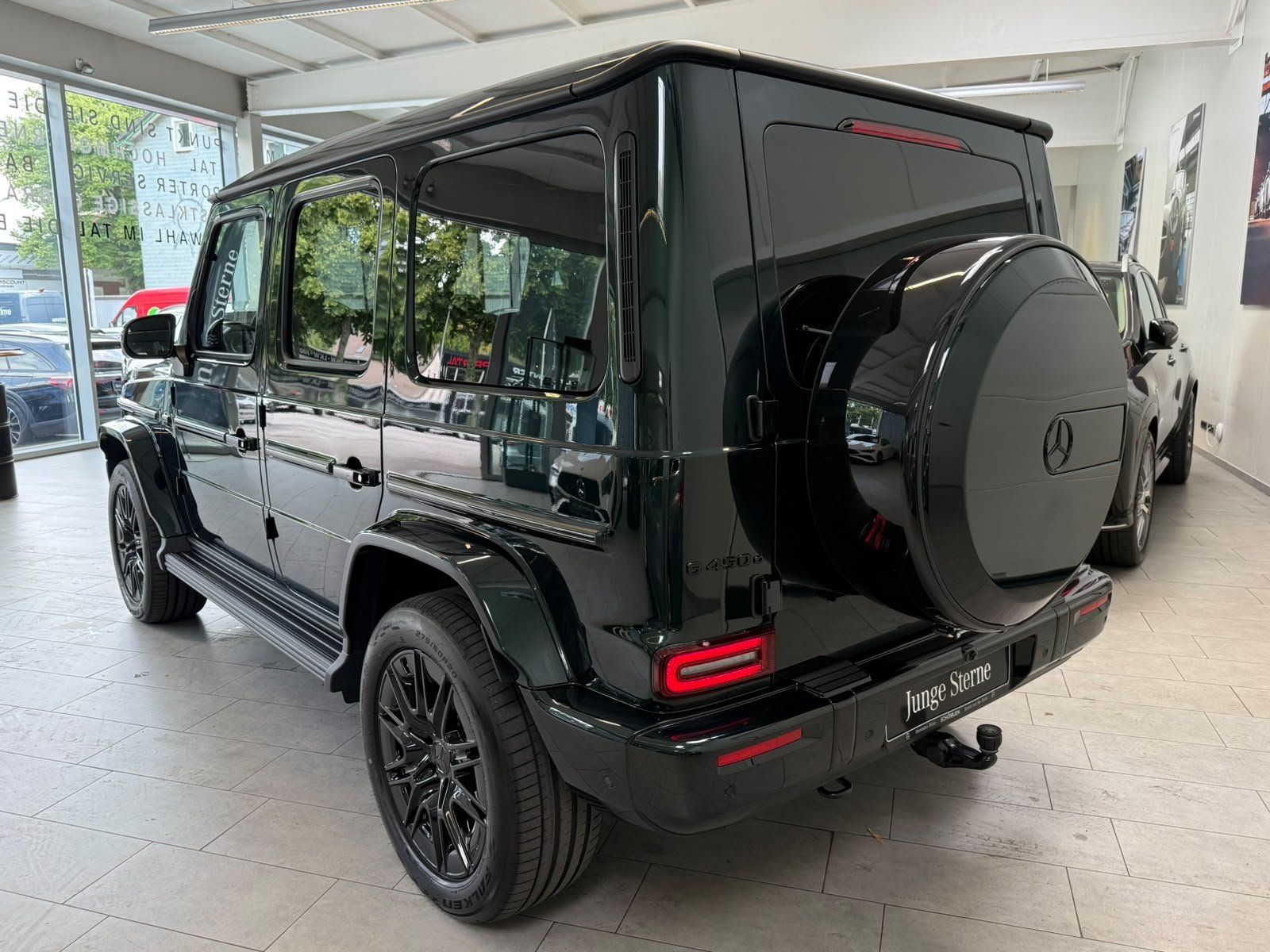 Fahrzeugabbildung Mercedes-Benz G 450 d AMG SUPERIOR+SMARAGD+KEYLESS+NIGHT2+AHK