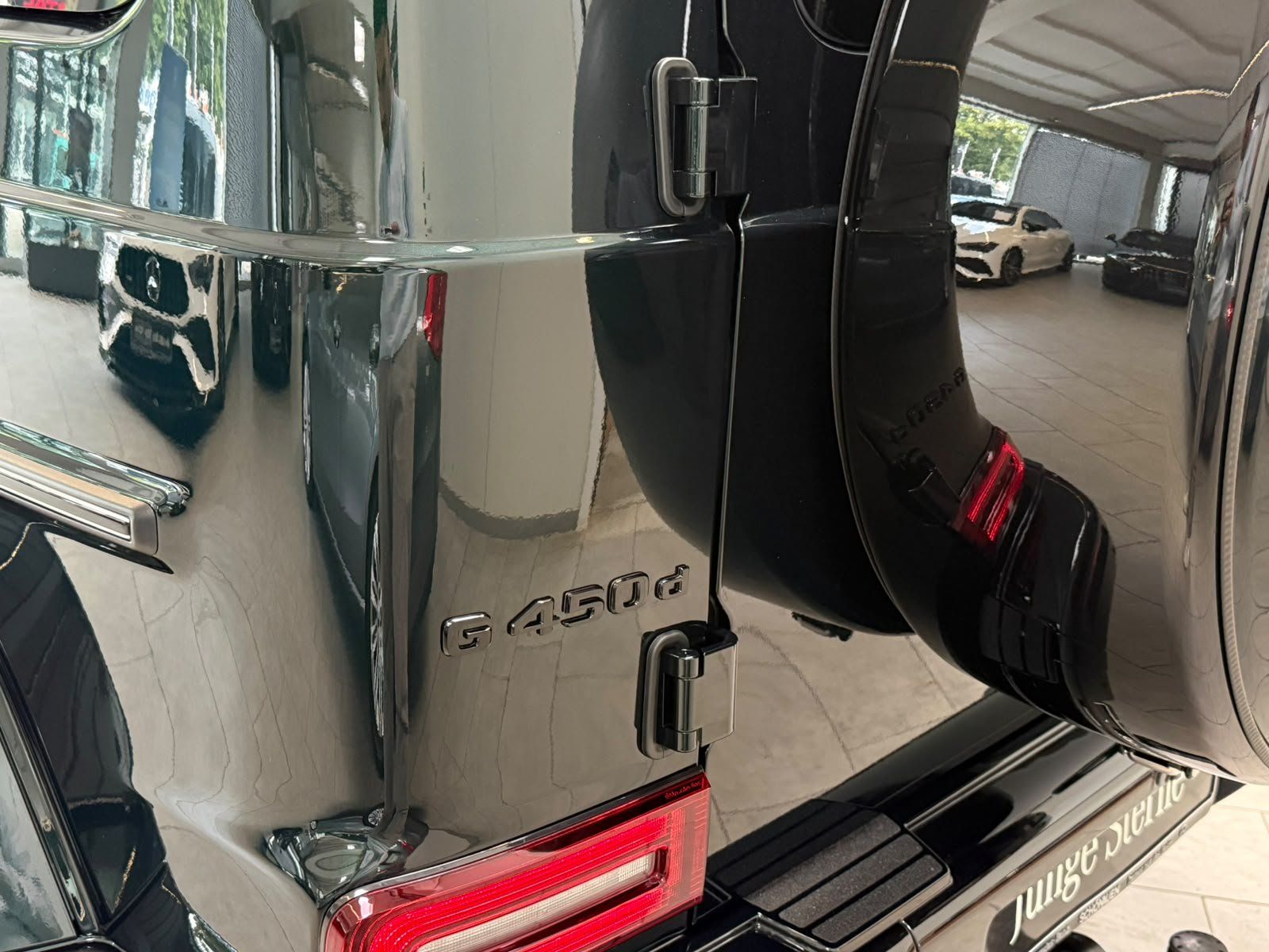 Fahrzeugabbildung Mercedes-Benz G 450 d AMG SUPERIOR+SMARAGD+KEYLESS+NIGHT2+AHK