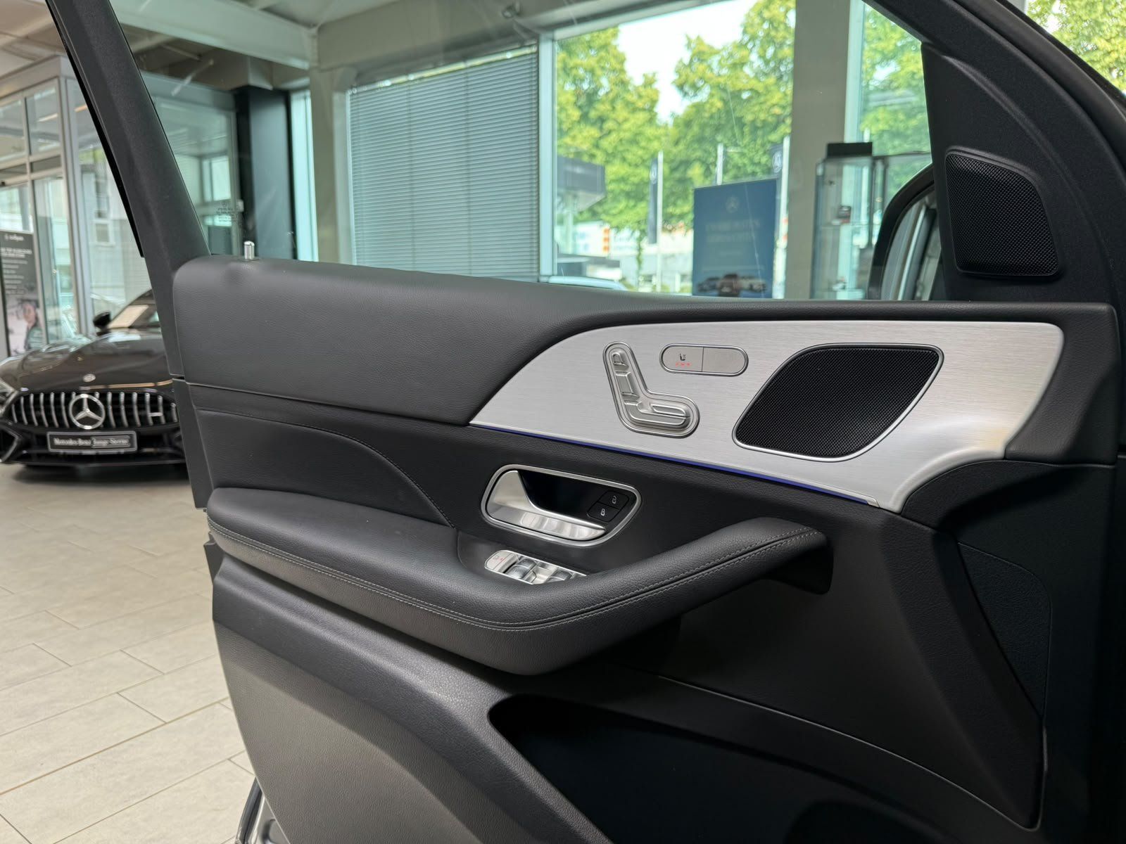 Fahrzeugabbildung Mercedes-Benz GLE 300d 4M PANO+AHK+MBEAM+KAMERA+AMBIENTE+CARPL