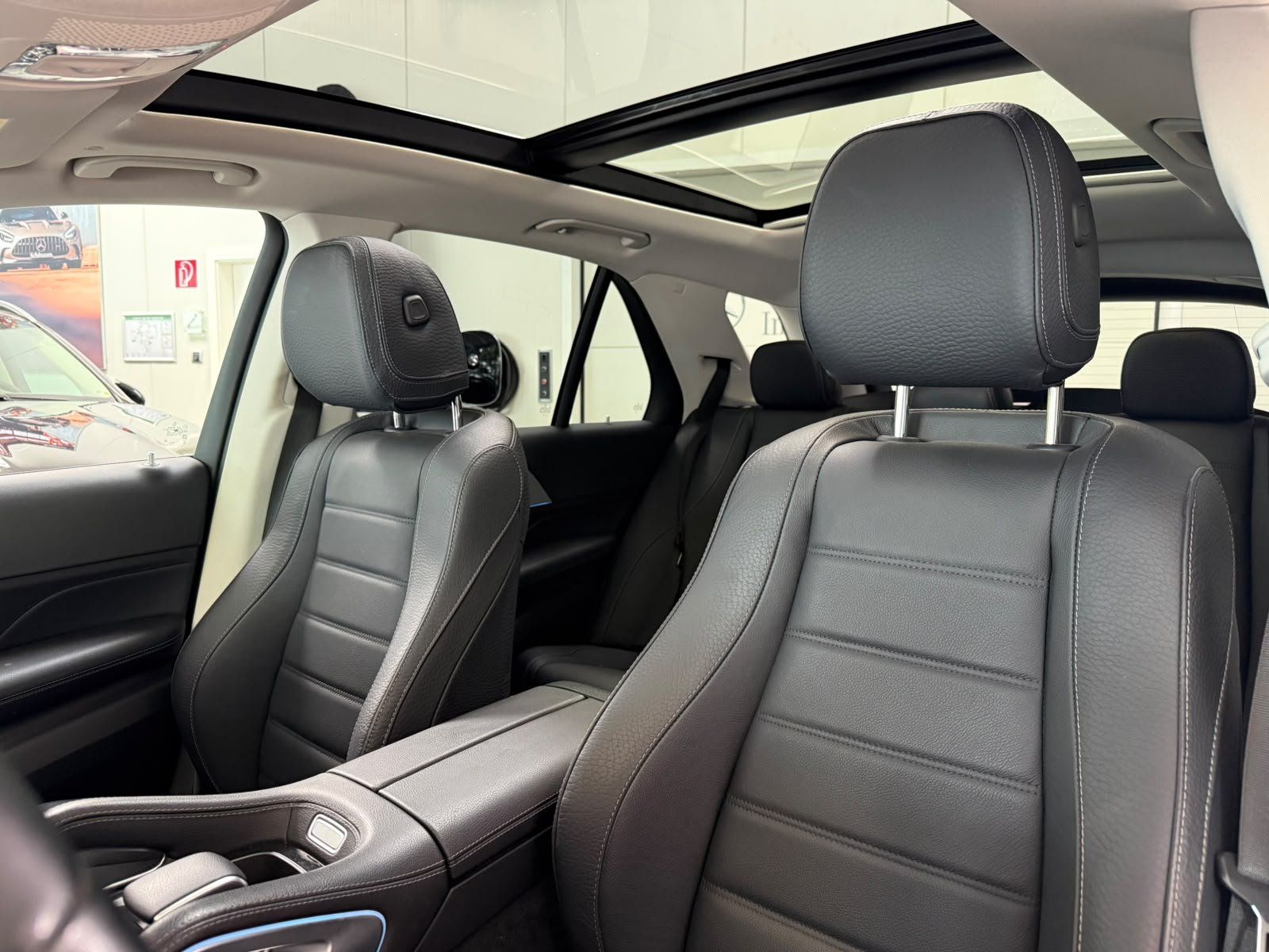 Fahrzeugabbildung Mercedes-Benz GLE 300d 4M PANO+AHK+MBEAM+KAMERA+AMBIENTE+CARPL