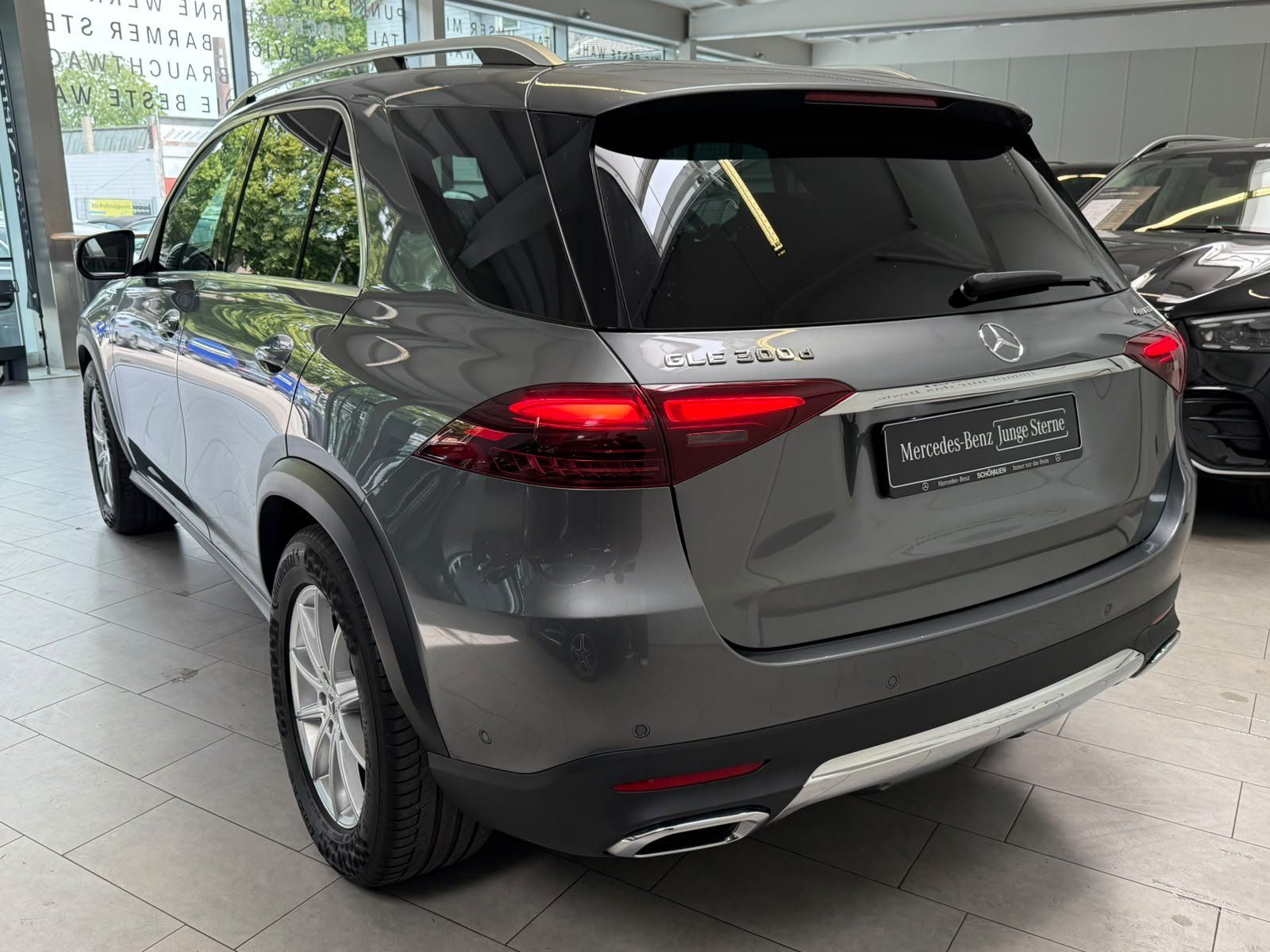 Fahrzeugabbildung Mercedes-Benz GLE 300d 4M PANO+AHK+MBEAM+KAMERA+AMBIENTE+CARPL