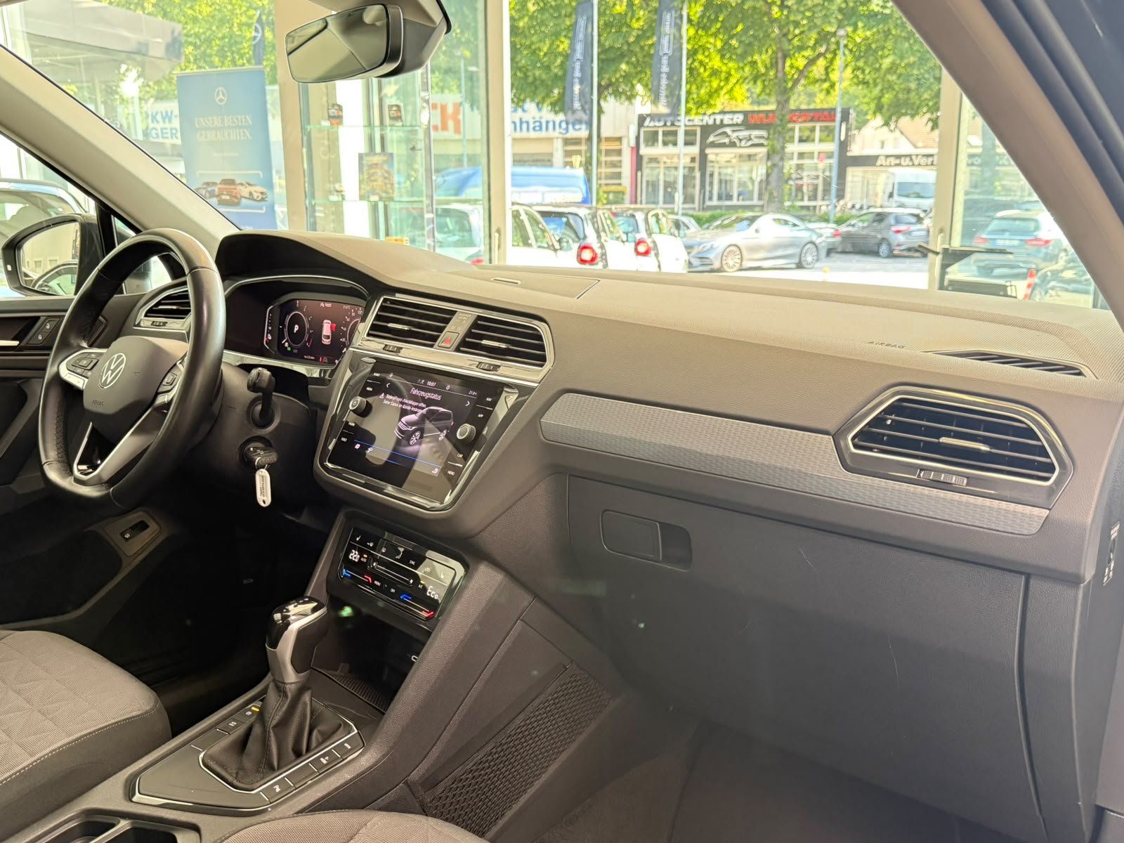 Fahrzeugabbildung Volkswagen Tiguan 1.4 TSI eHybrid Life ACC+CARPLAY+LED+ALS