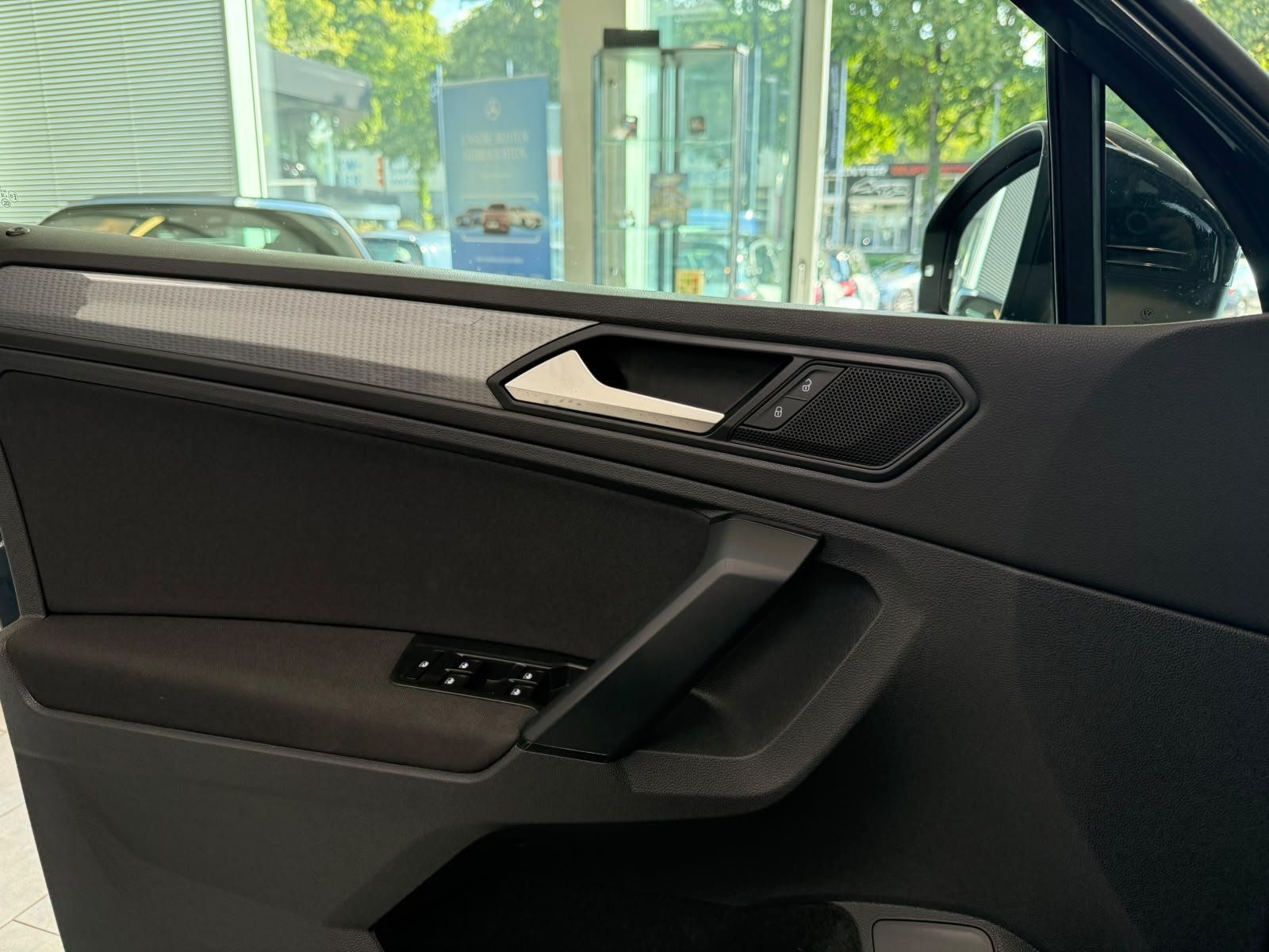 Fahrzeugabbildung Volkswagen Tiguan 1.4 TSI eHybrid Life ACC+CARPLAY+LED+ALS