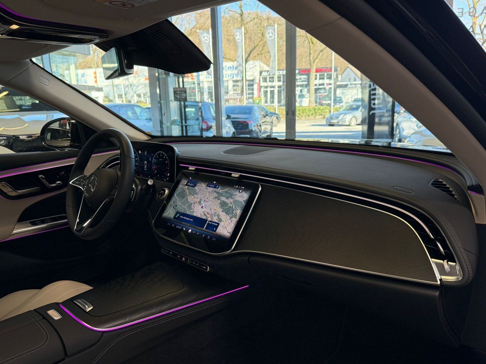 Fahrzeugabbildung Mercedes-Benz E 200 Avantgarde DISTR+PANO+MEMORY+360°+KEYLESS