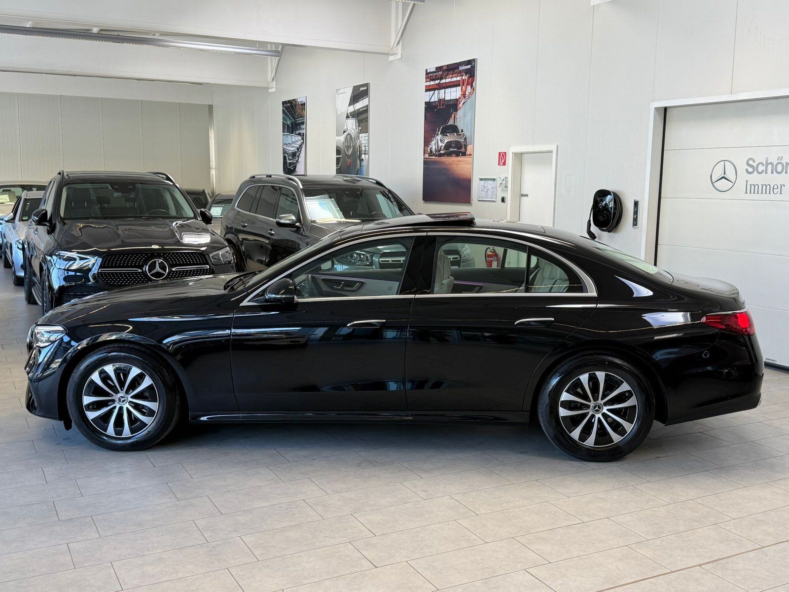 Fahrzeugabbildung Mercedes-Benz E 200 Avantgarde DISTR+PANO+MEMORY+360°+KEYLESS