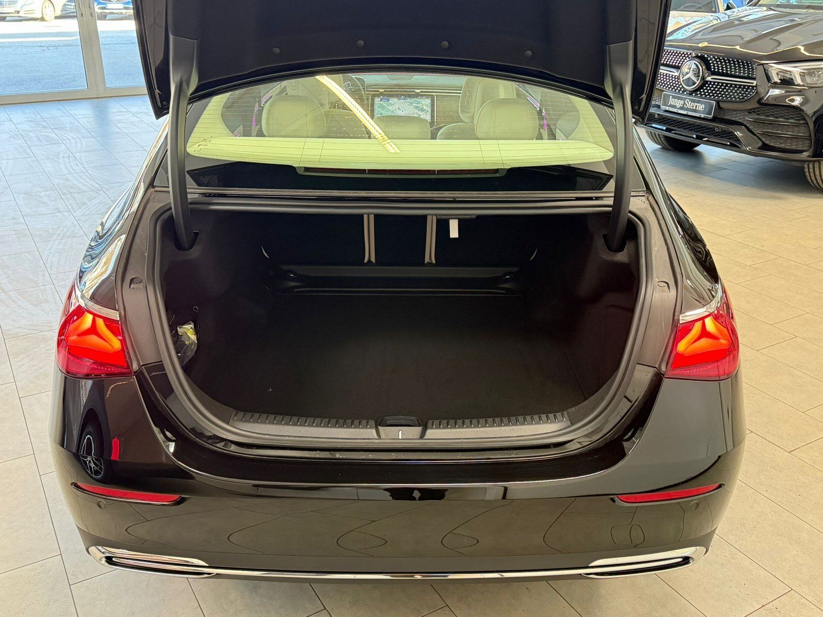 Fahrzeugabbildung Mercedes-Benz E 200 Avantgarde DISTR+PANO+MEMORY+360°+KEYLESS