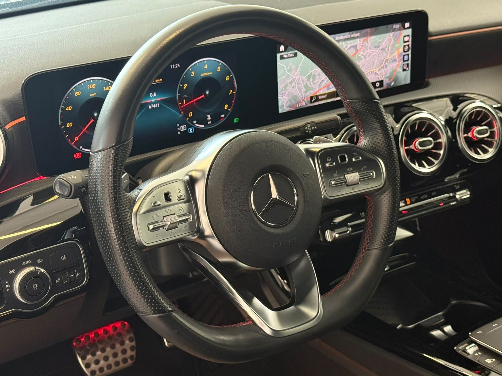 Fahrzeugabbildung Mercedes-Benz A 180 AMG+CARPLAY+NAVI+AMBIENTE+SPUR+DAB+MBUX