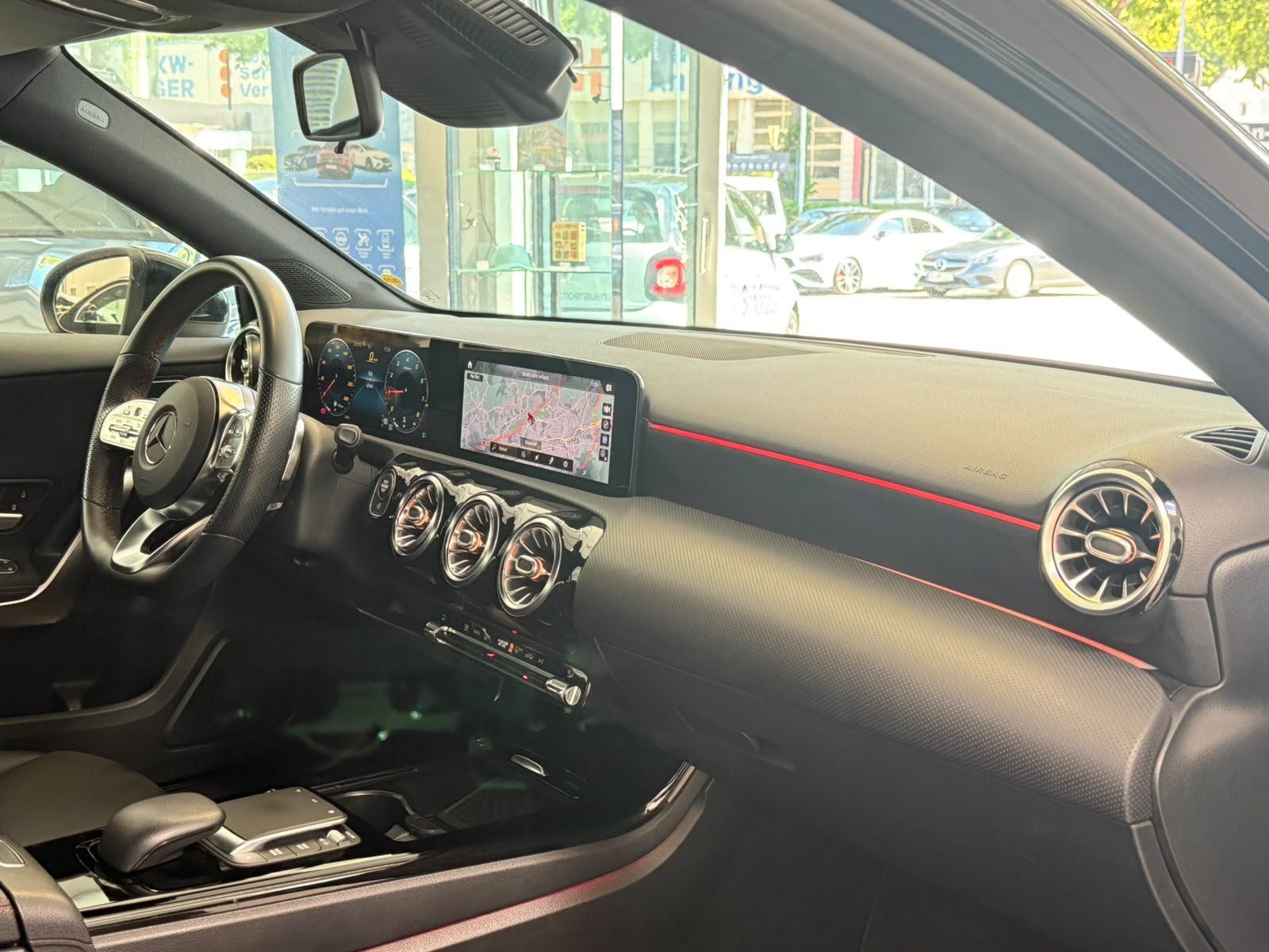 Fahrzeugabbildung Mercedes-Benz A 180 AMG+CARPLAY+NAVI+AMBIENTE+SPUR+DAB+MBUX
