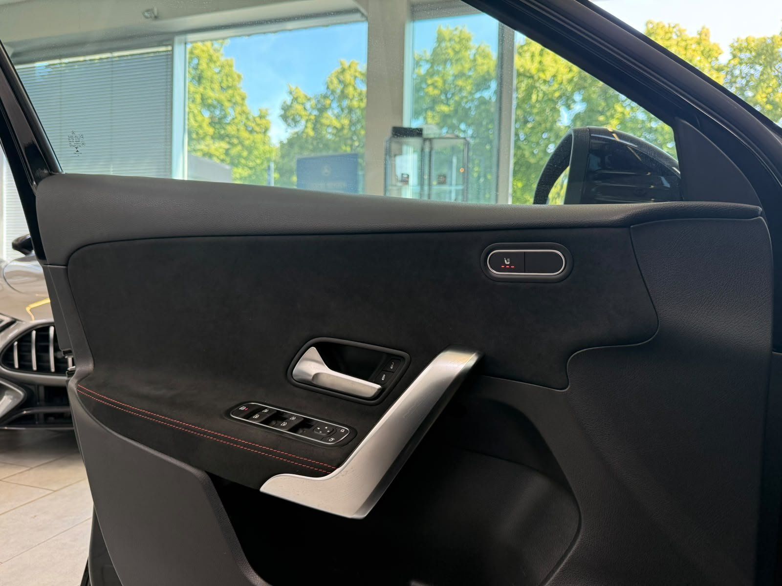 Fahrzeugabbildung Mercedes-Benz A 180 AMG+CARPLAY+NAVI+AMBIENTE+SPUR+DAB+MBUX