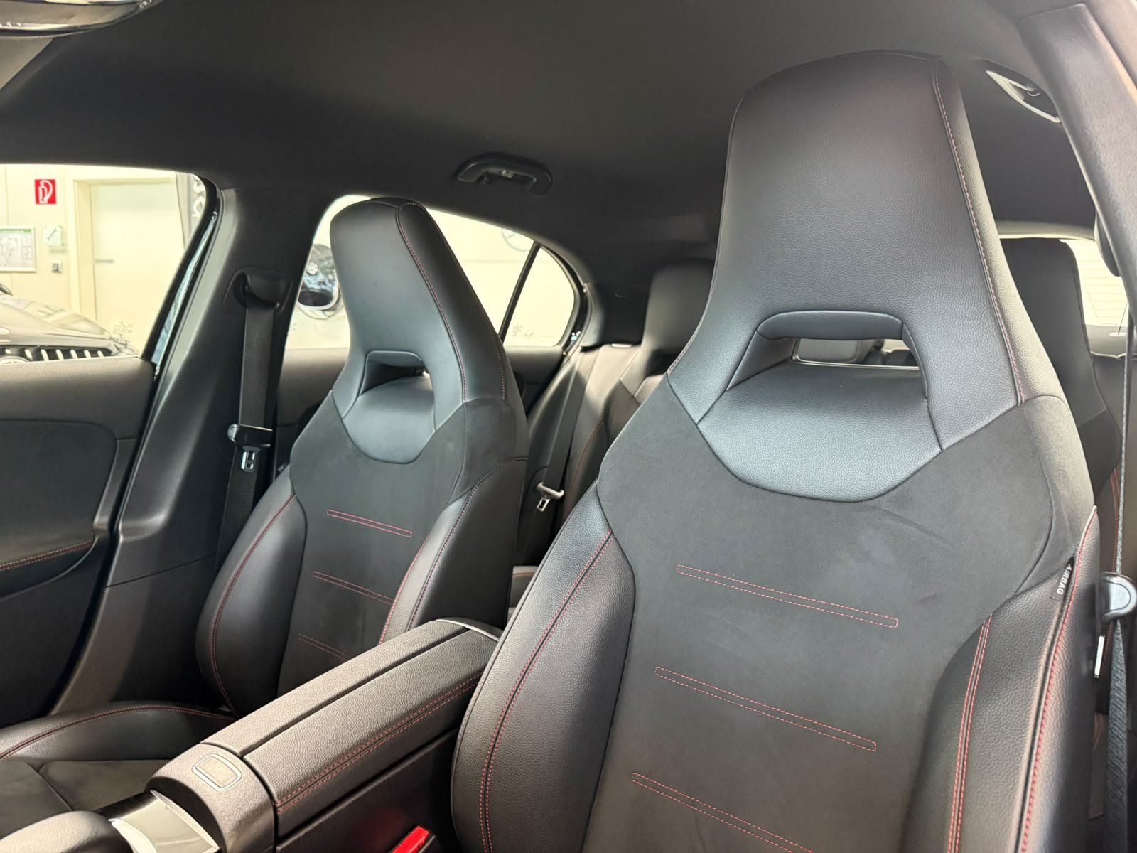 Fahrzeugabbildung Mercedes-Benz A 180 AMG+CARPLAY+NAVI+AMBIENTE+SPUR+DAB+MBUX
