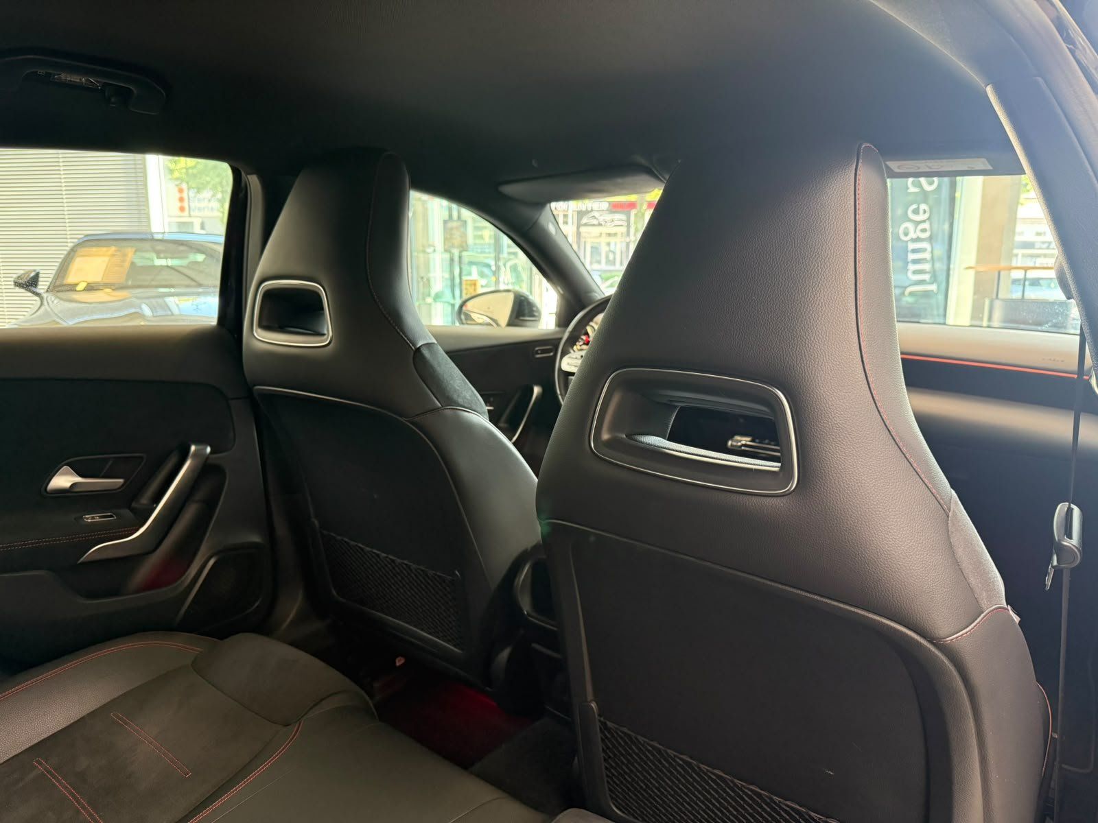 Fahrzeugabbildung Mercedes-Benz A 180 AMG+CARPLAY+NAVI+AMBIENTE+SPUR+DAB+MBUX
