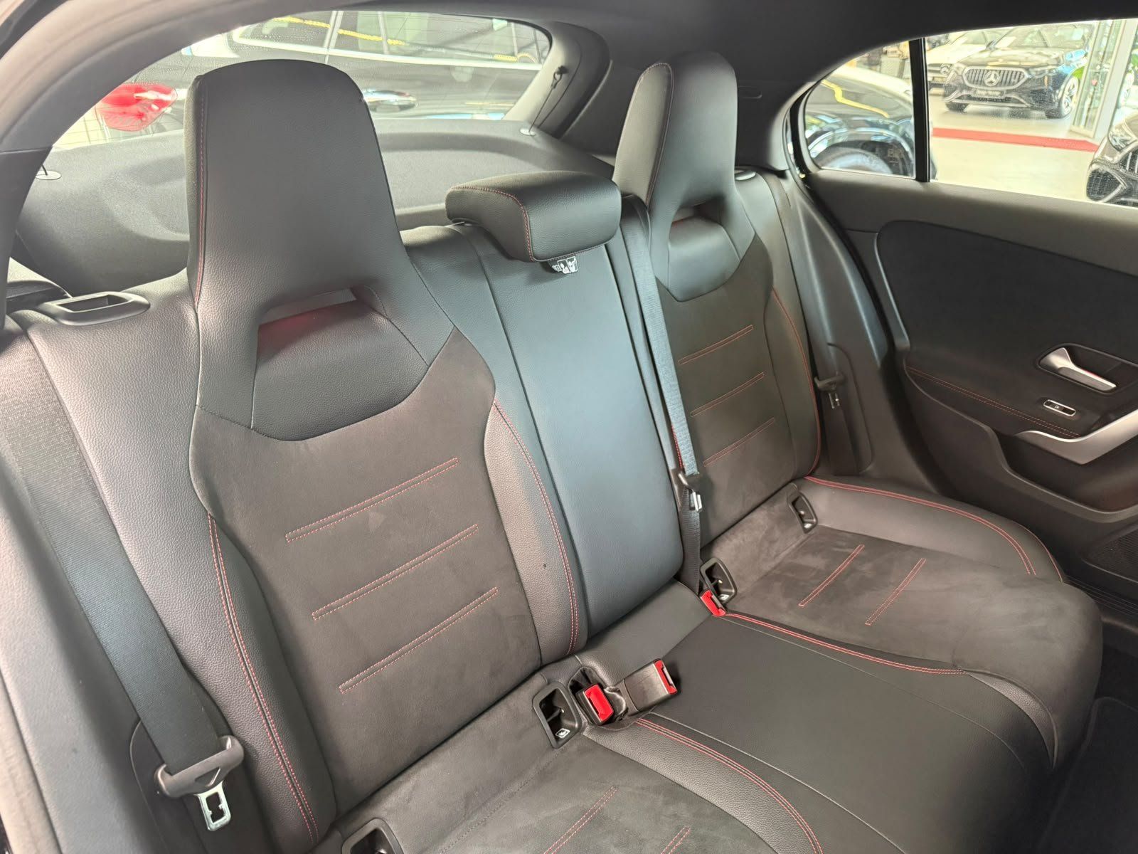 Fahrzeugabbildung Mercedes-Benz A 180 AMG+CARPLAY+NAVI+AMBIENTE+SPUR+DAB+MBUX