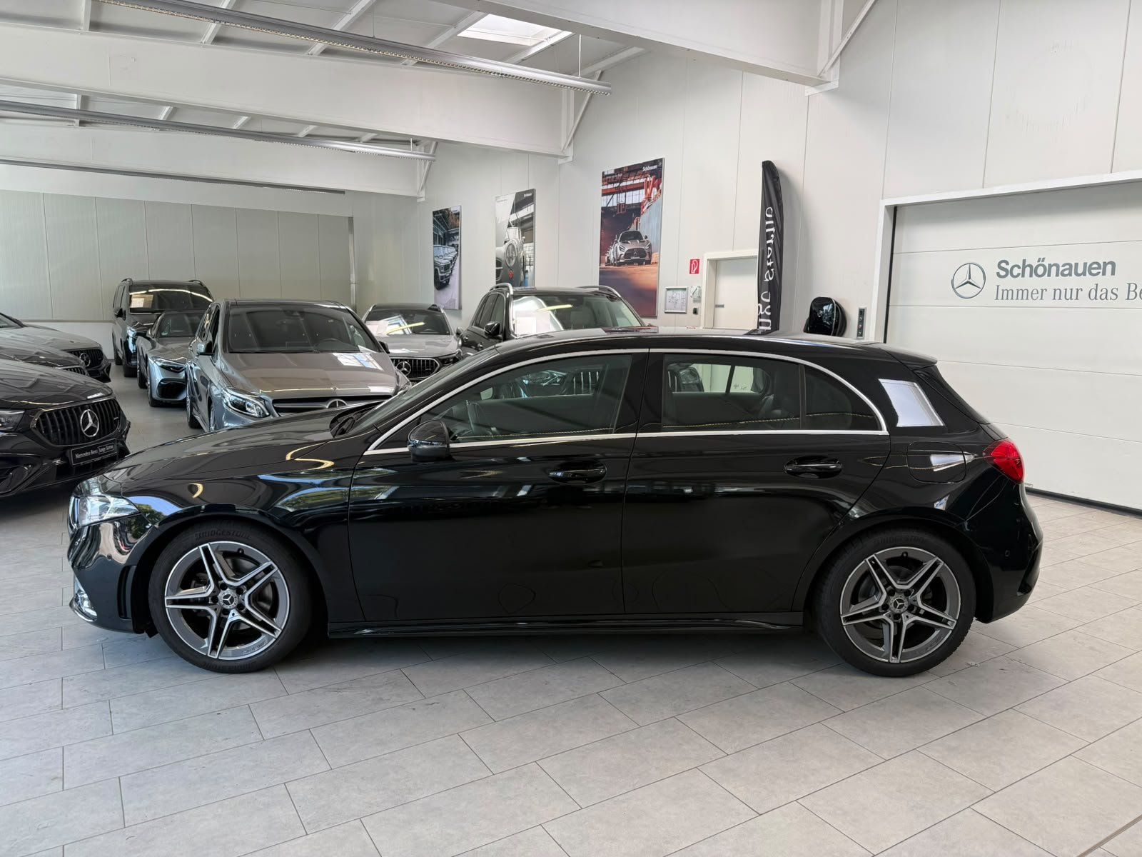 Fahrzeugabbildung Mercedes-Benz A 180 AMG+CARPLAY+NAVI+AMBIENTE+SPUR+DAB+MBUX
