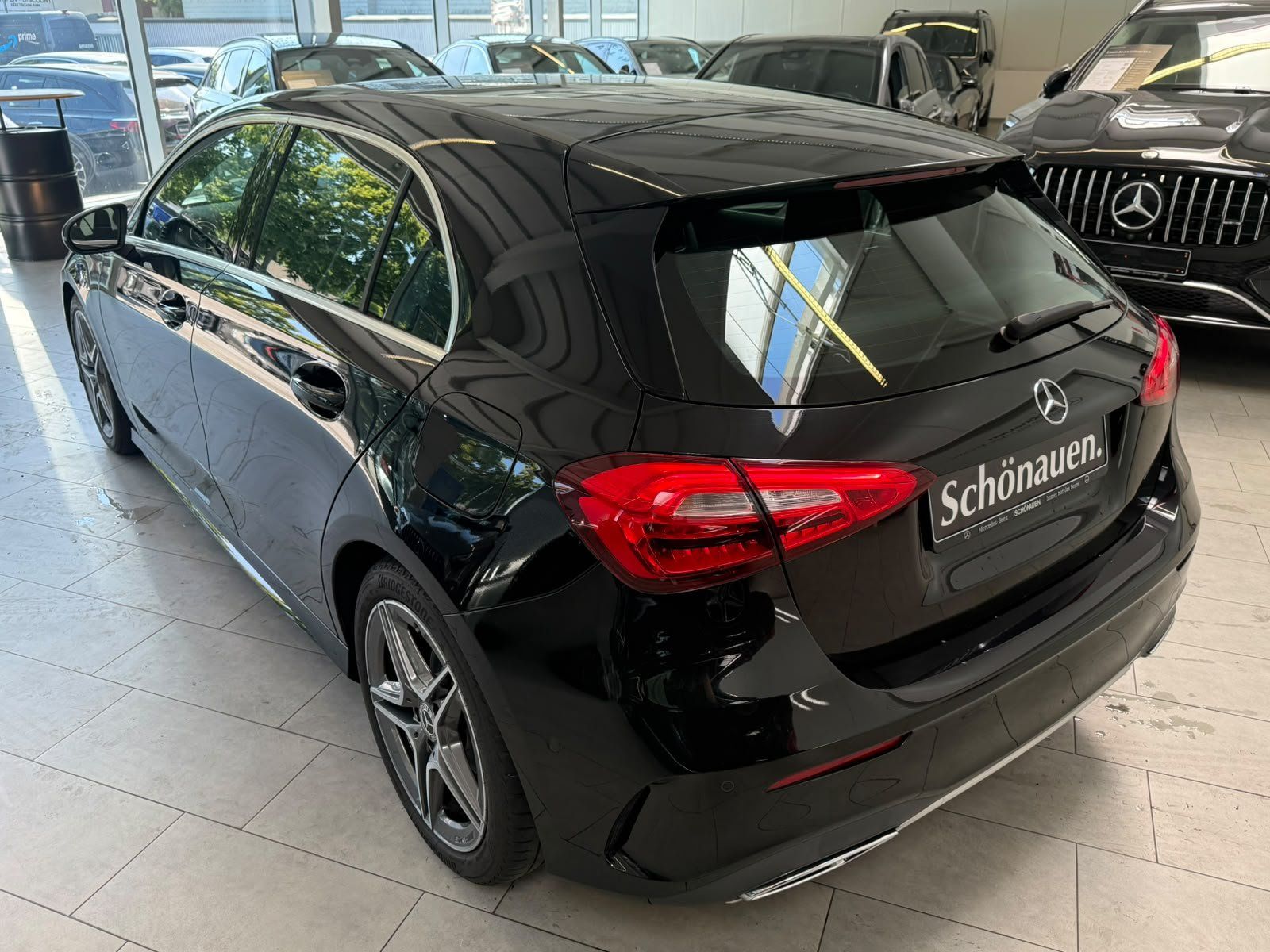 Fahrzeugabbildung Mercedes-Benz A 180 AMG+CARPLAY+NAVI+AMBIENTE+SPUR+DAB+MBUX