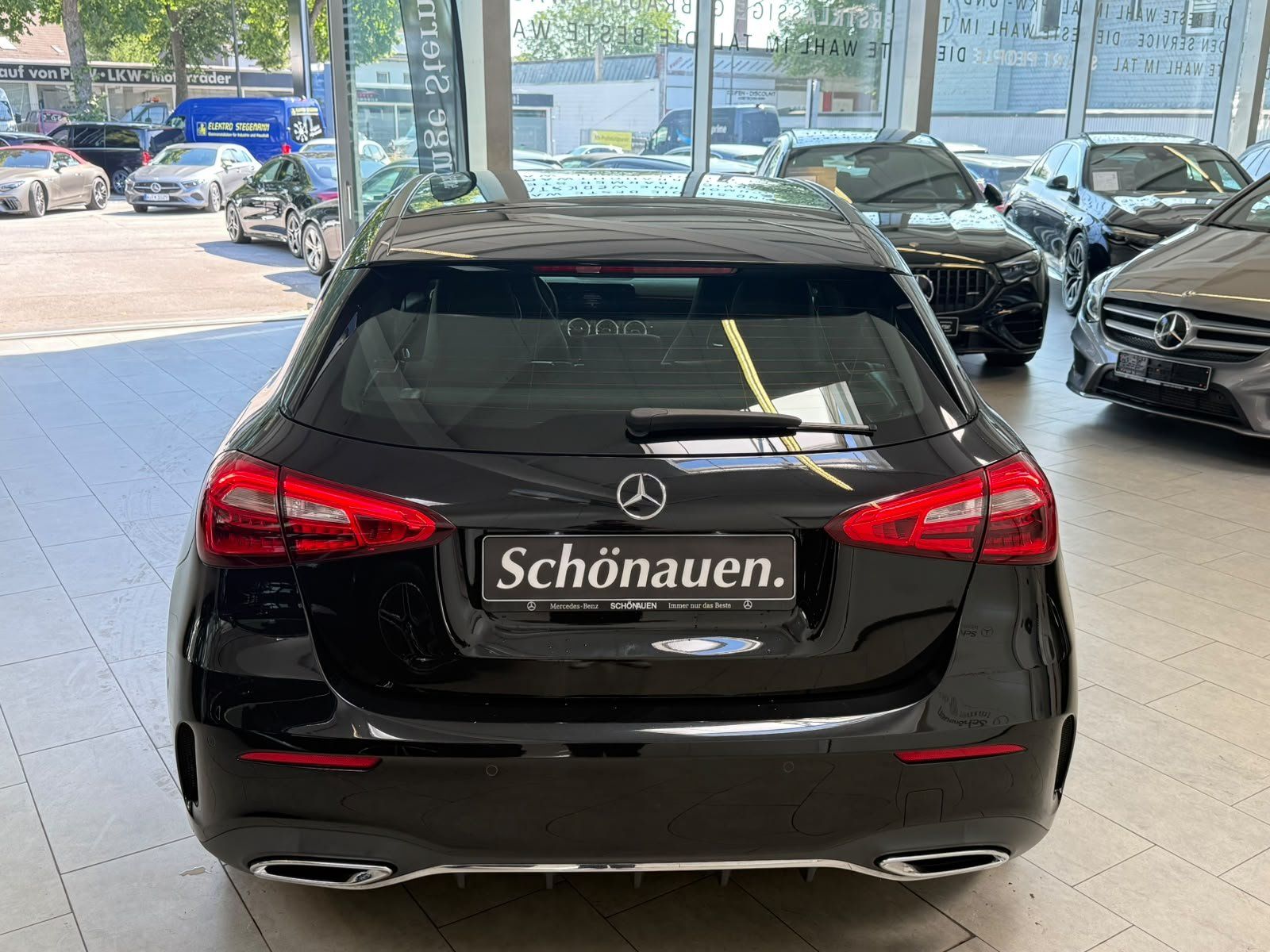Fahrzeugabbildung Mercedes-Benz A 180 AMG+CARPLAY+NAVI+AMBIENTE+SPUR+DAB+MBUX