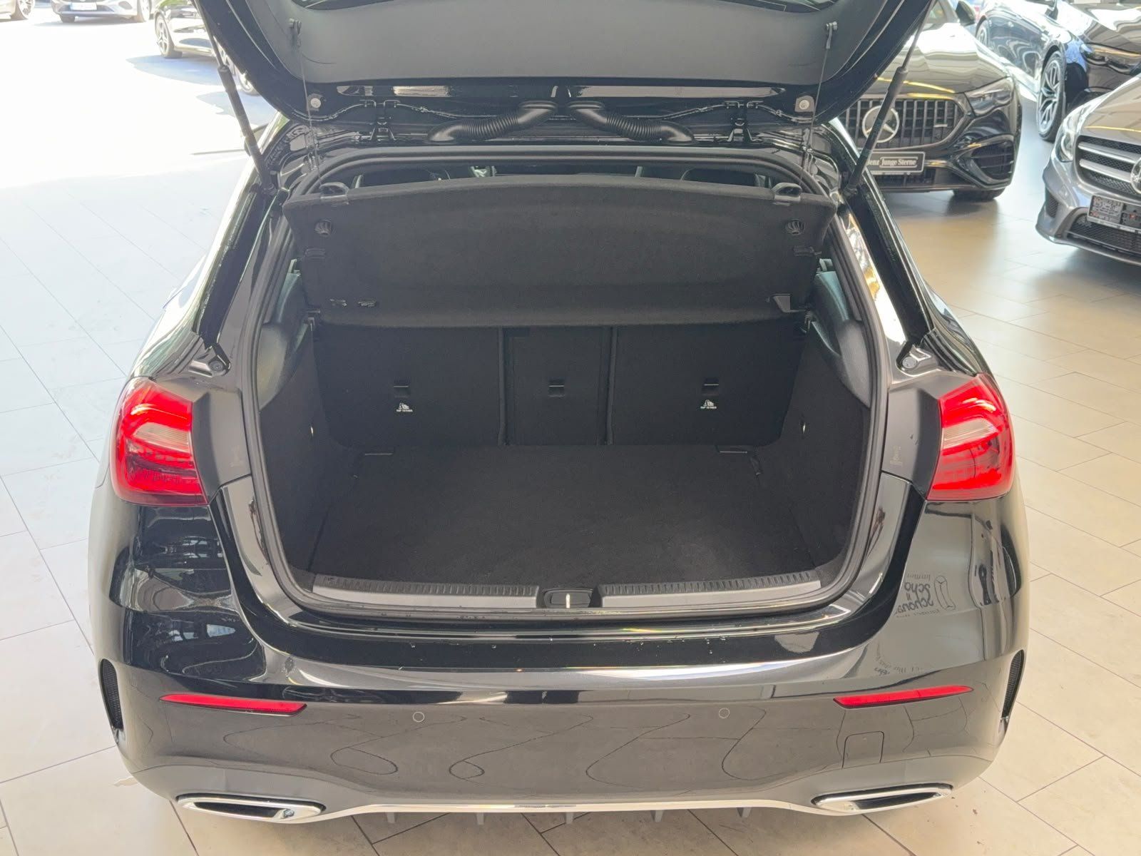 Fahrzeugabbildung Mercedes-Benz A 180 AMG+CARPLAY+NAVI+AMBIENTE+SPUR+DAB+MBUX
