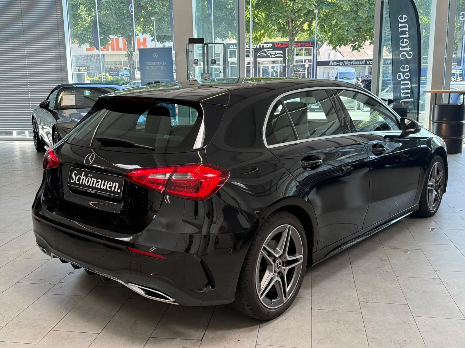 Fahrzeugabbildung Mercedes-Benz A 180 AMG+CARPLAY+NAVI+AMBIENTE+SPUR+DAB+MBUX