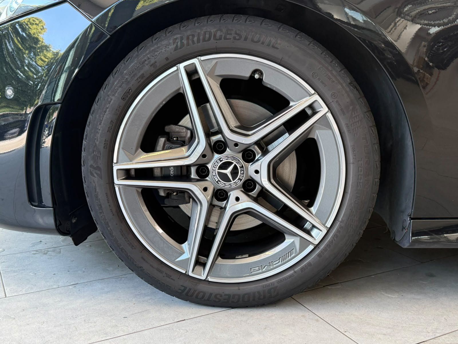 Fahrzeugabbildung Mercedes-Benz A 180 AMG+CARPLAY+NAVI+AMBIENTE+SPUR+DAB+MBUX