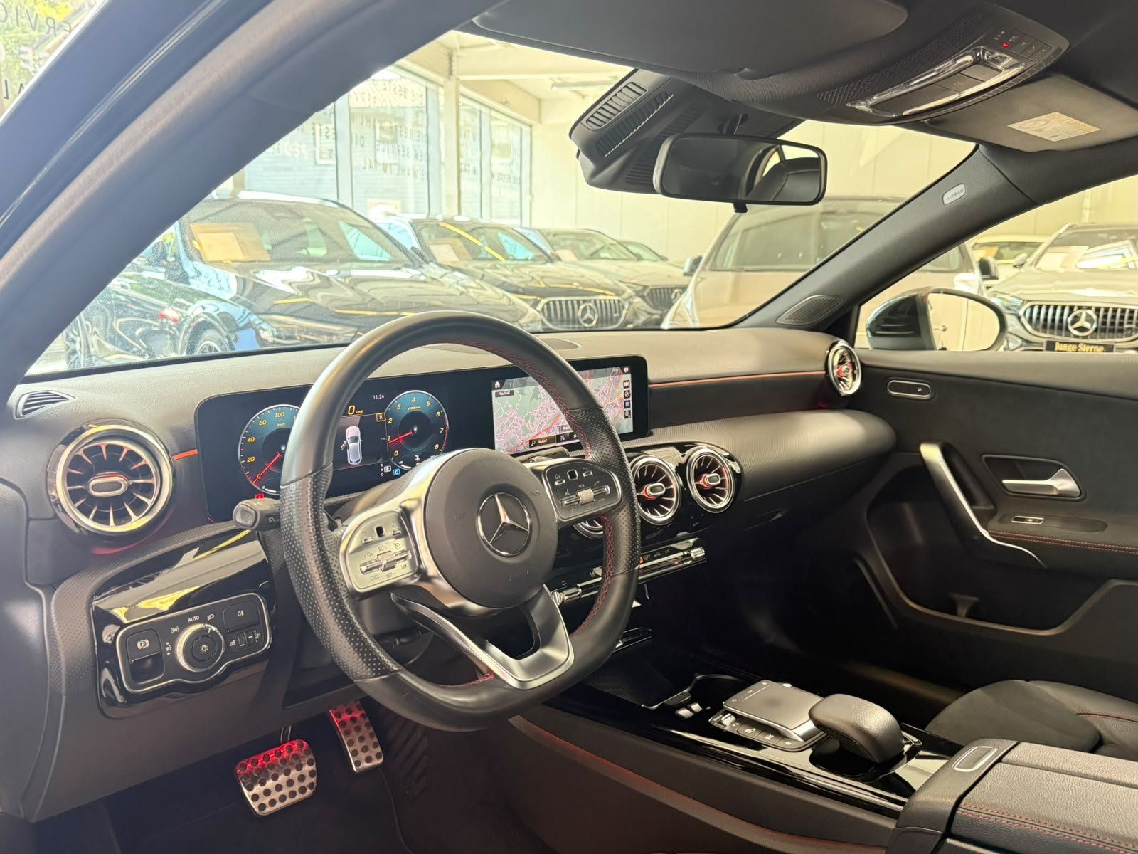 Fahrzeugabbildung Mercedes-Benz A 180 AMG+CARPLAY+NAVI+AMBIENTE+SPUR+DAB+MBUX