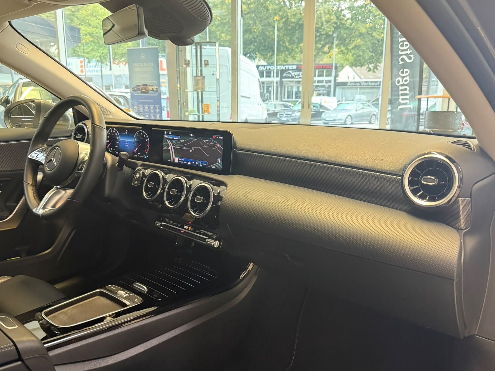 Fahrzeugabbildung Mercedes-Benz A 180 PROGRESSIVE+LED+KAMERA+SPUR+WINTERPAKET+17