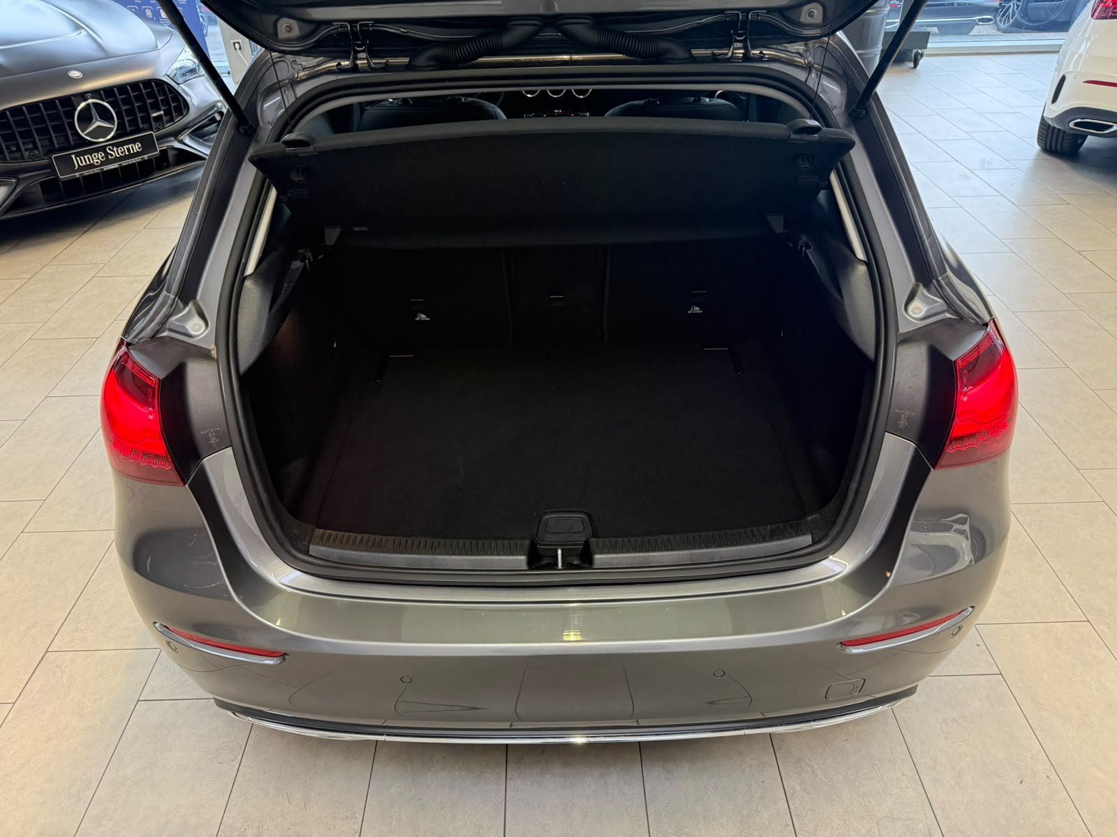 Fahrzeugabbildung Mercedes-Benz A 180 PROGRESSIVE+LED+KAMERA+SPUR+WINTERPAKET+17