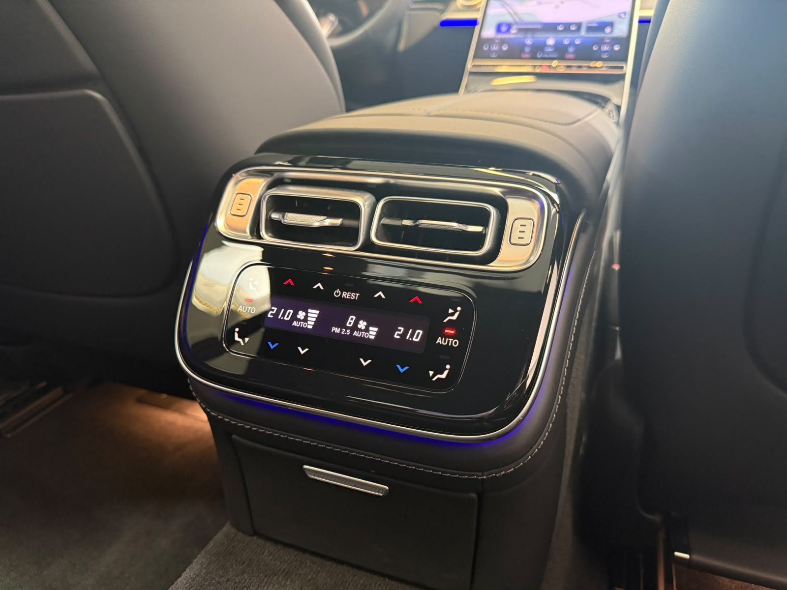 Fahrzeugabbildung Mercedes-Benz S 500 L 4M AMG+AIRMATIC+PANO+MASSAGE+CARBON+BURM