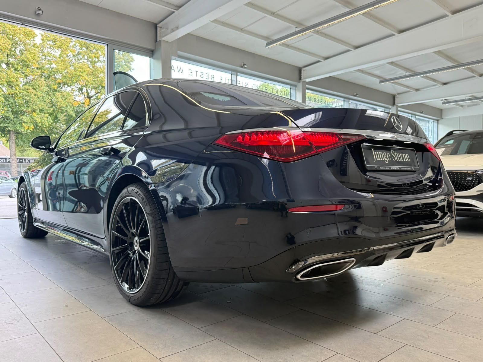 Fahrzeugabbildung Mercedes-Benz S 500 L 4M AMG+AIRMATIC+PANO+MASSAGE+CARBON+BURM