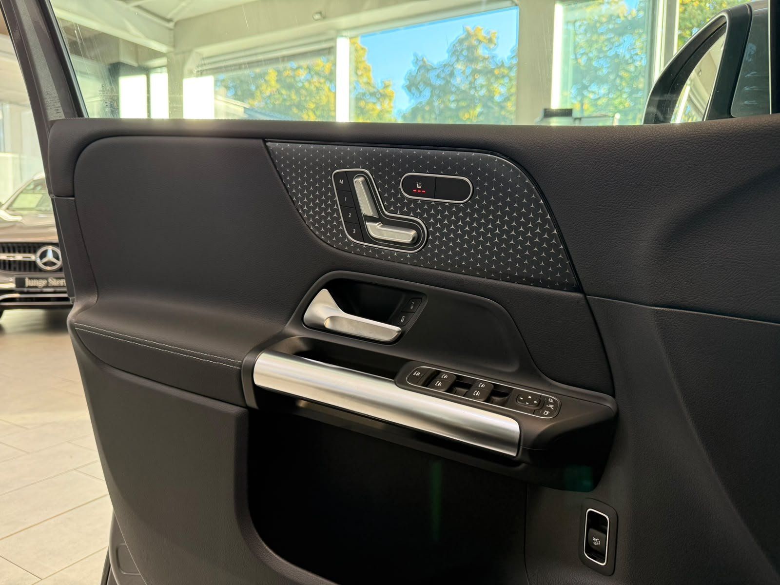 Fahrzeugabbildung Mercedes-Benz B 180 AHK+KAMERA+MEMORY+LED+TOTW.+SPURASS.+17"