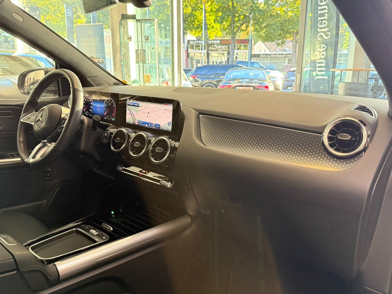 Fahrzeugabbildung Mercedes-Benz B 180 AHK+KAMERA+MEMORY+LED+TOTW.+SPURASS.+17"