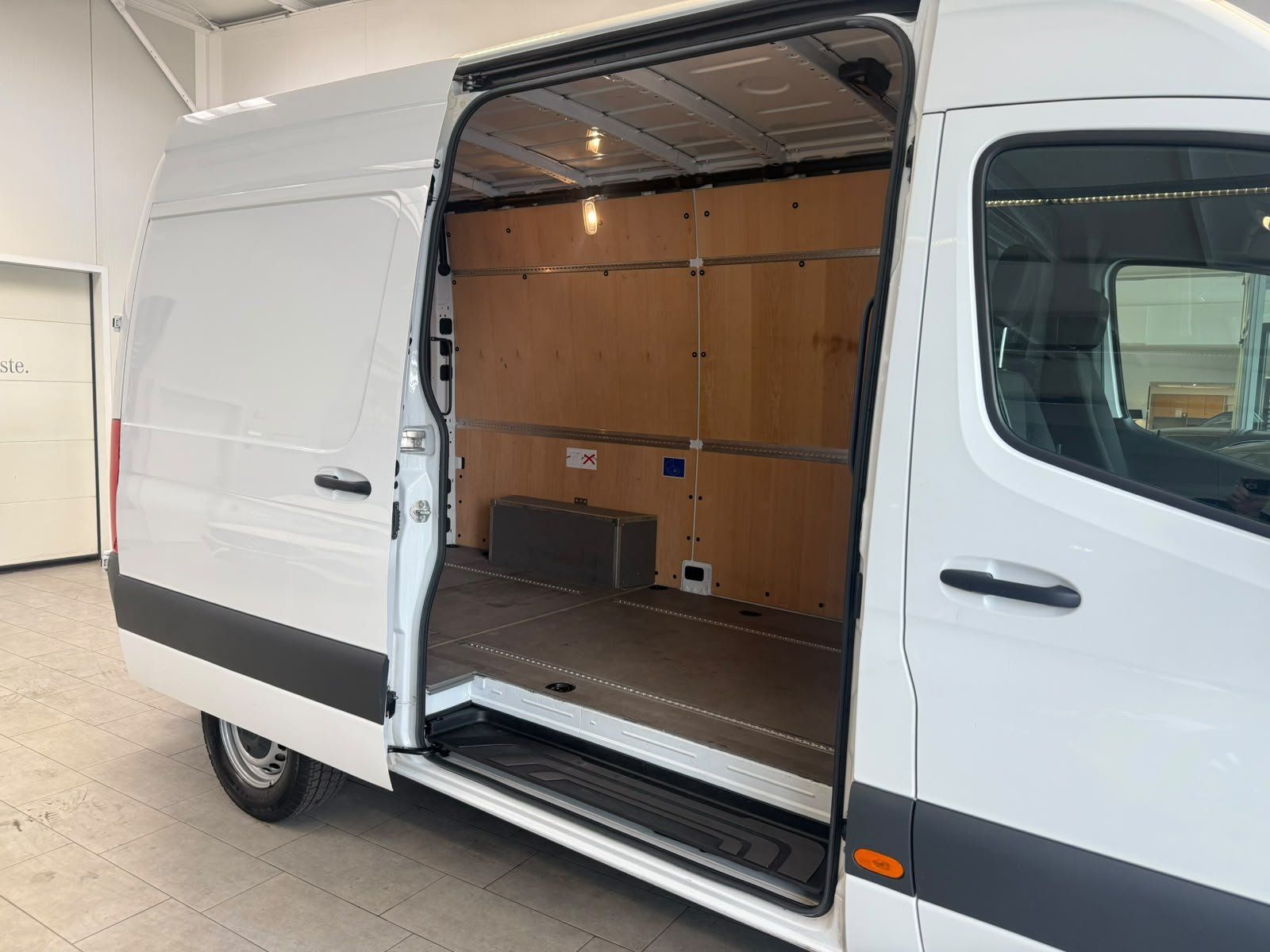 Fahrzeugabbildung Mercedes-Benz Sprinter KA 317 CDI L2H2 360°+SCHWING+NAVI+PTS
