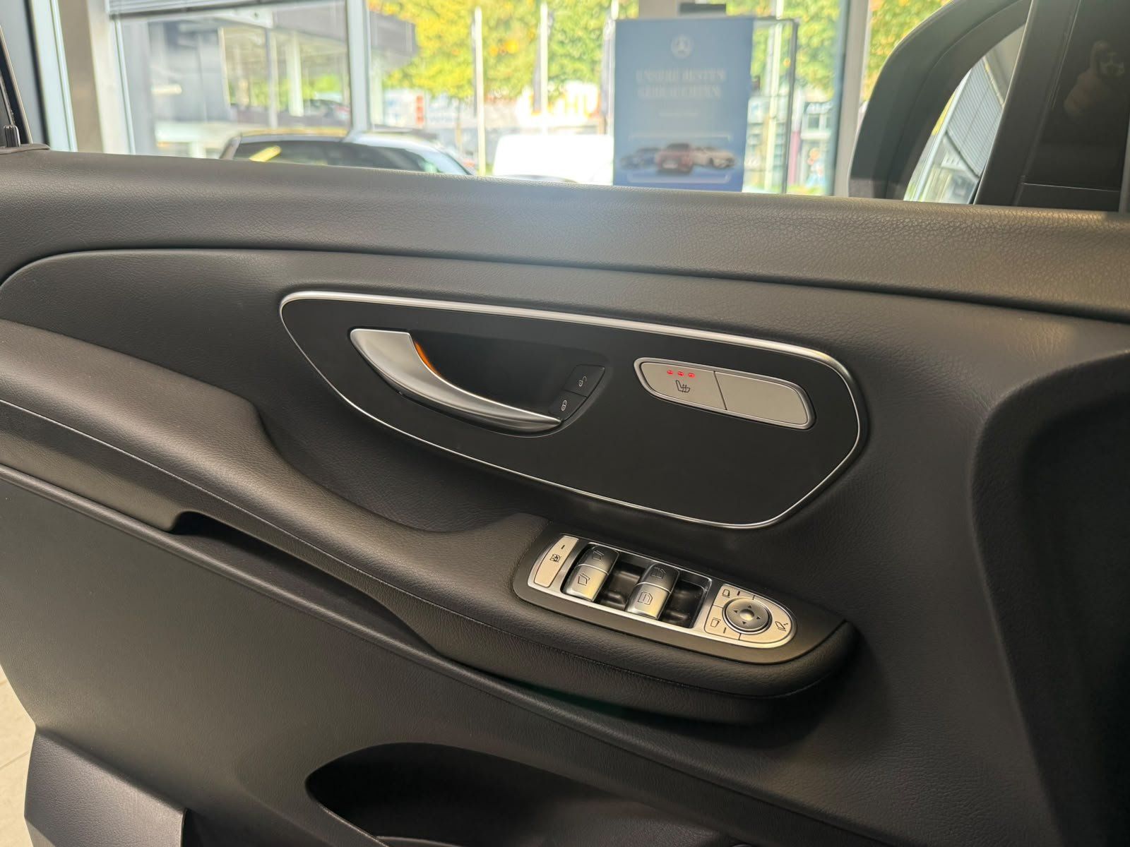 Fahrzeugabbildung Mercedes-Benz V 250 d lang AMG+STDHZ+AHK+DISTR+LEDER+E-SCHIEBE