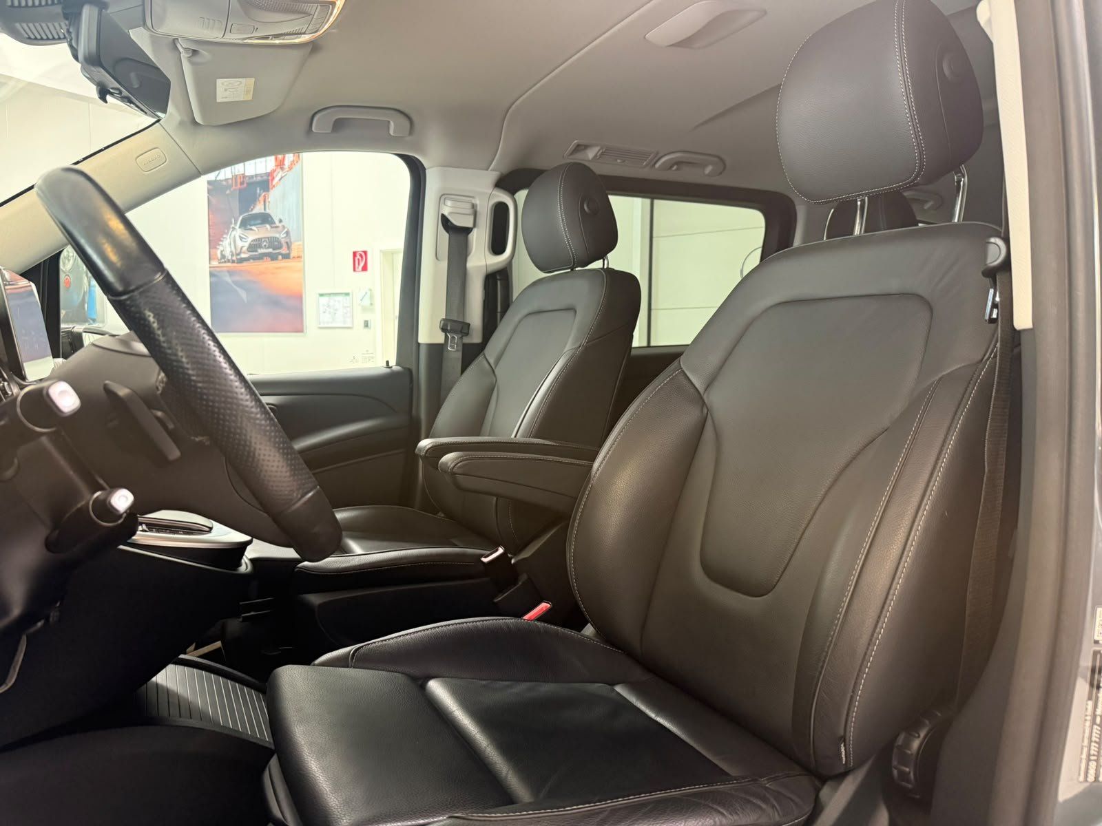 Fahrzeugabbildung Mercedes-Benz V 250 d lang AMG+STDHZ+AHK+DISTR+LEDER+E-SCHIEBE