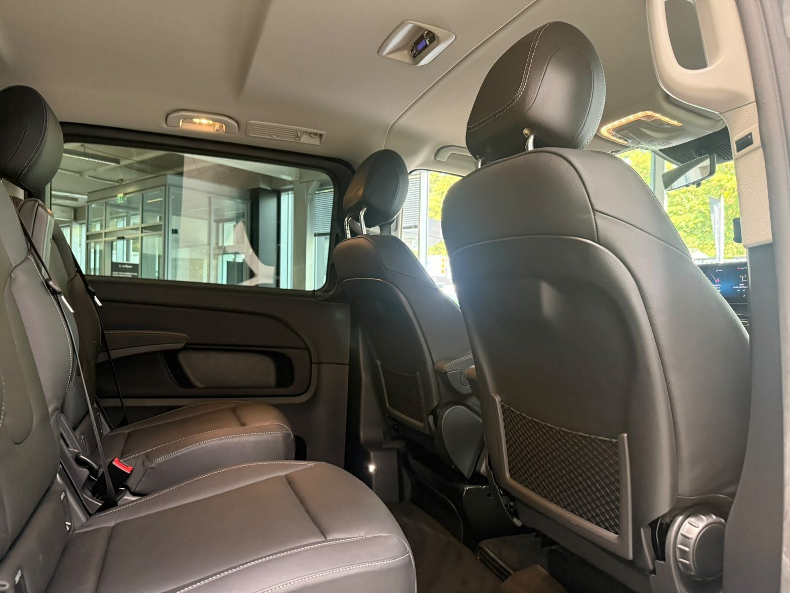 Fahrzeugabbildung Mercedes-Benz V 250 d lang AMG+STDHZ+AHK+DISTR+LEDER+E-SCHIEBE