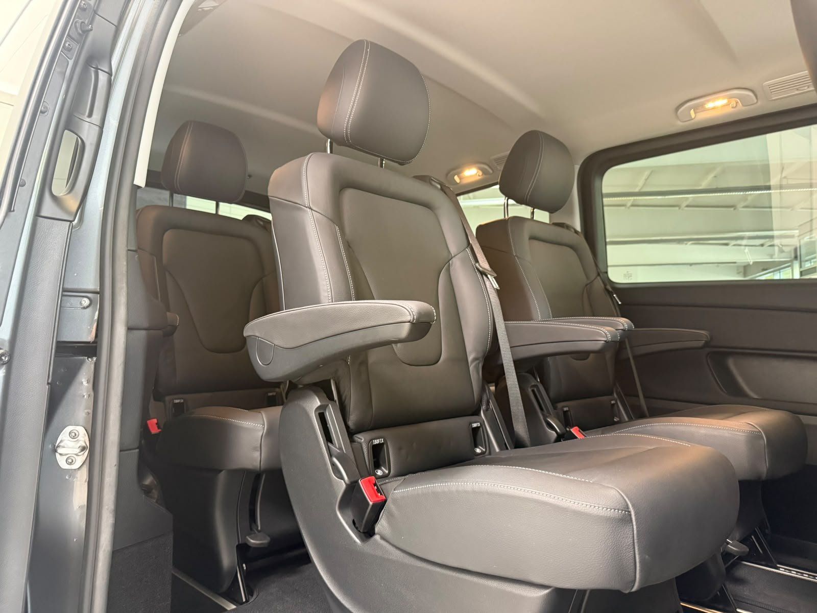 Fahrzeugabbildung Mercedes-Benz V 250 d lang AMG+STDHZ+AHK+DISTR+LEDER+E-SCHIEBE