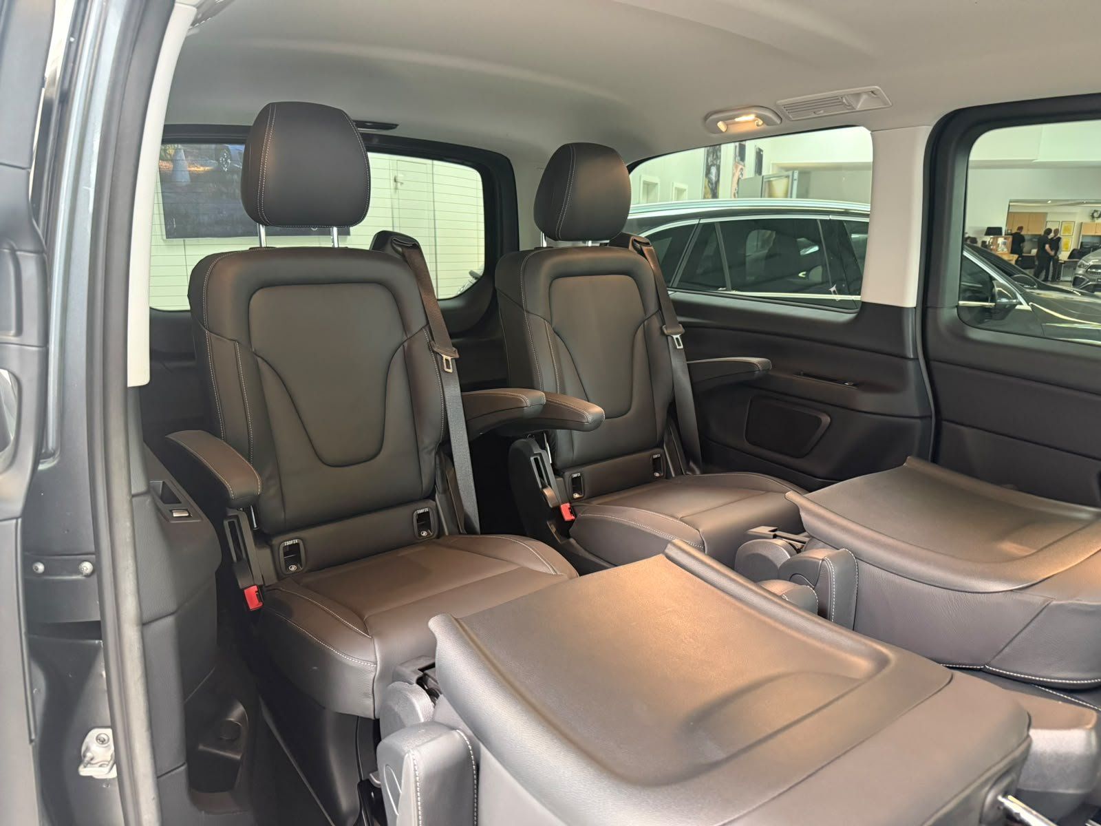 Fahrzeugabbildung Mercedes-Benz V 250 d lang AMG+STDHZ+AHK+DISTR+LEDER+E-SCHIEBE