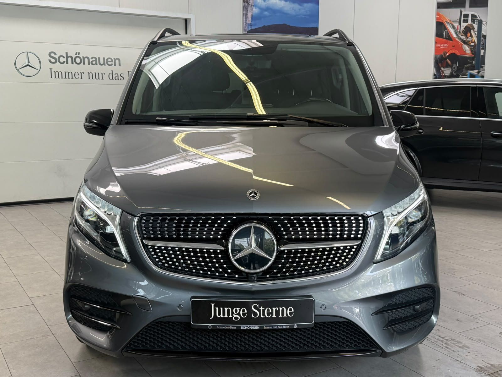 Fahrzeugabbildung Mercedes-Benz V 250 d lang AMG+STDHZ+AHK+DISTR+LEDER+E-SCHIEBE