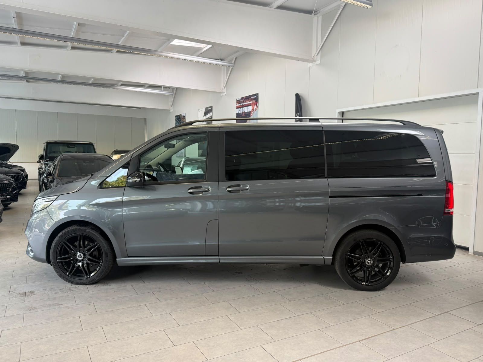 Fahrzeugabbildung Mercedes-Benz V 250 d lang AMG+STDHZ+AHK+DISTR+LEDER+E-SCHIEBE